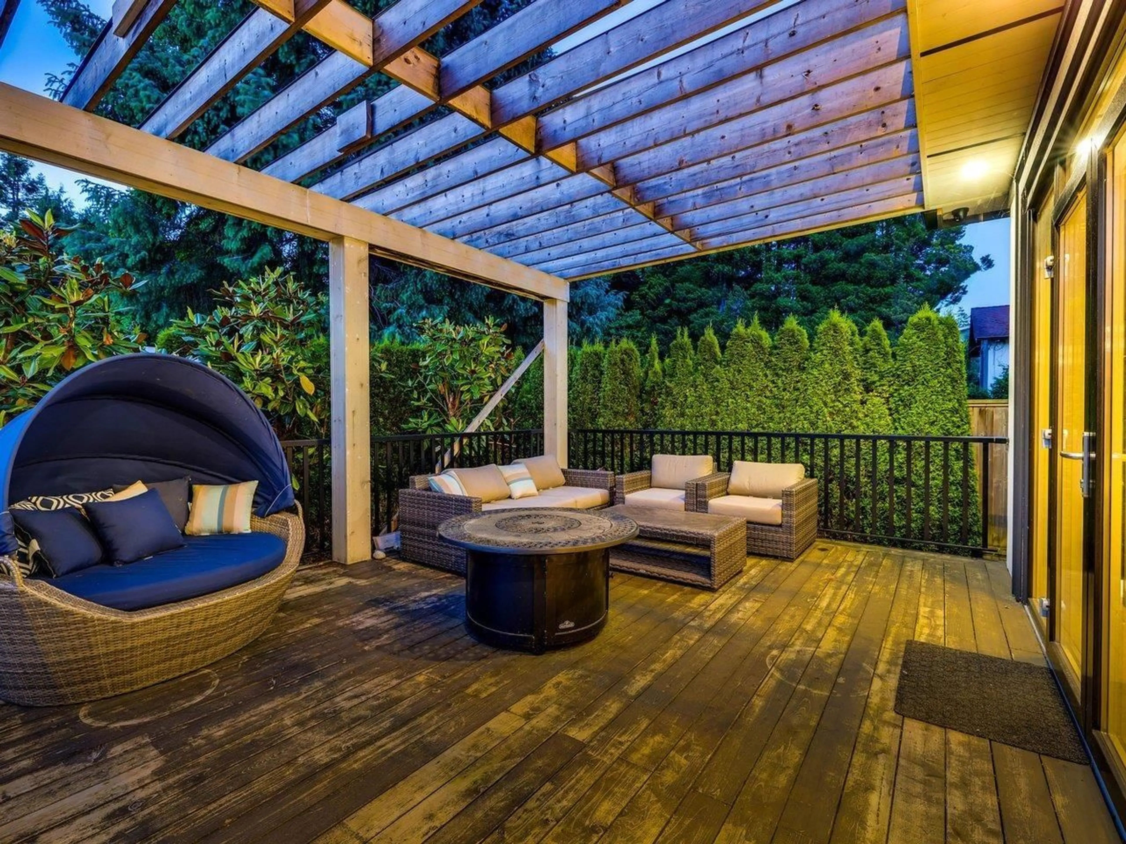 Patio, street for 14237 VINE, Surrey British Columbia V4B2S9