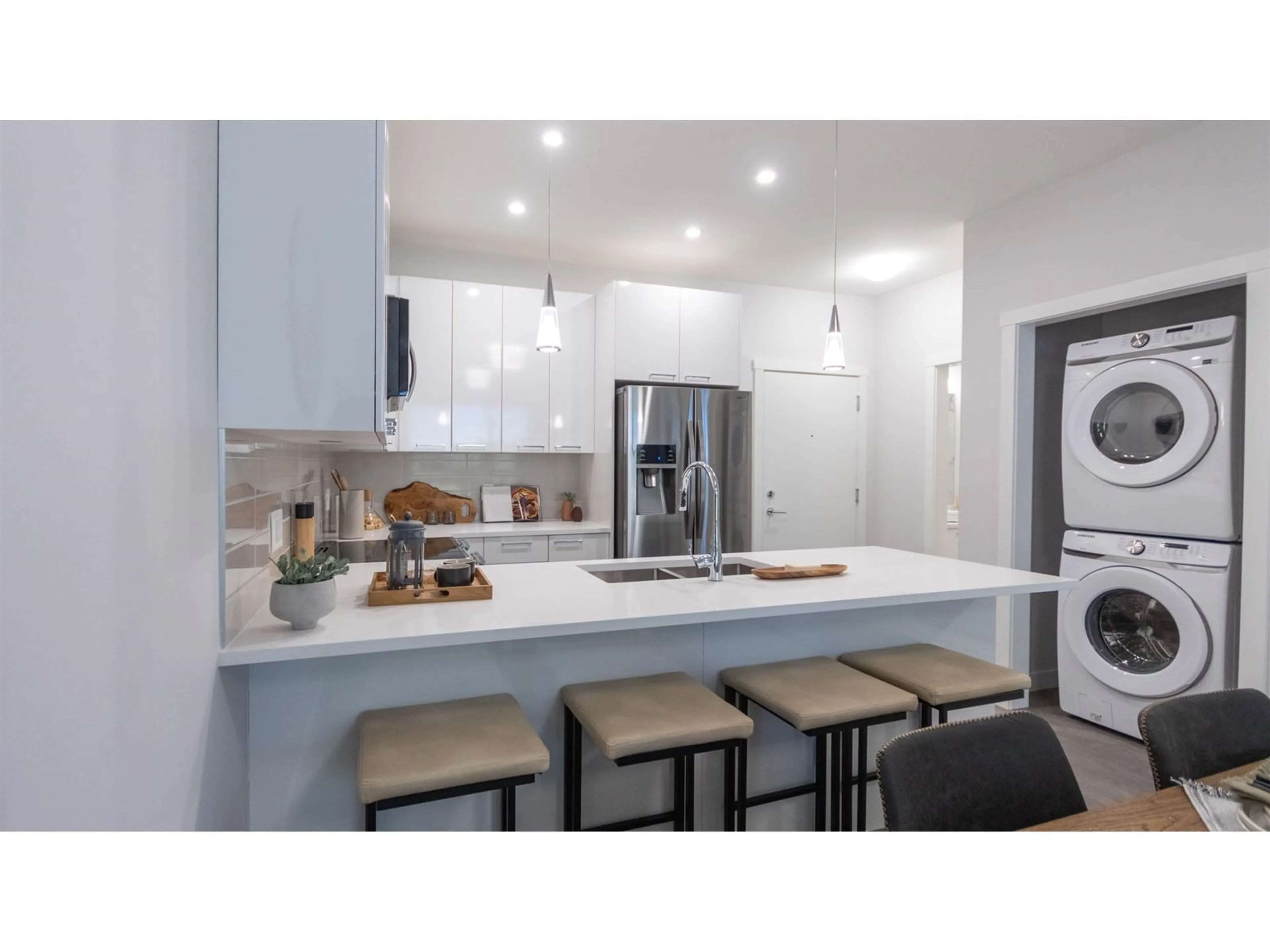 Open concept kitchen, ceramic/tile floor for 209 - 33919 GEORGE FERGUSON, Abbotsford British Columbia V0V1V0