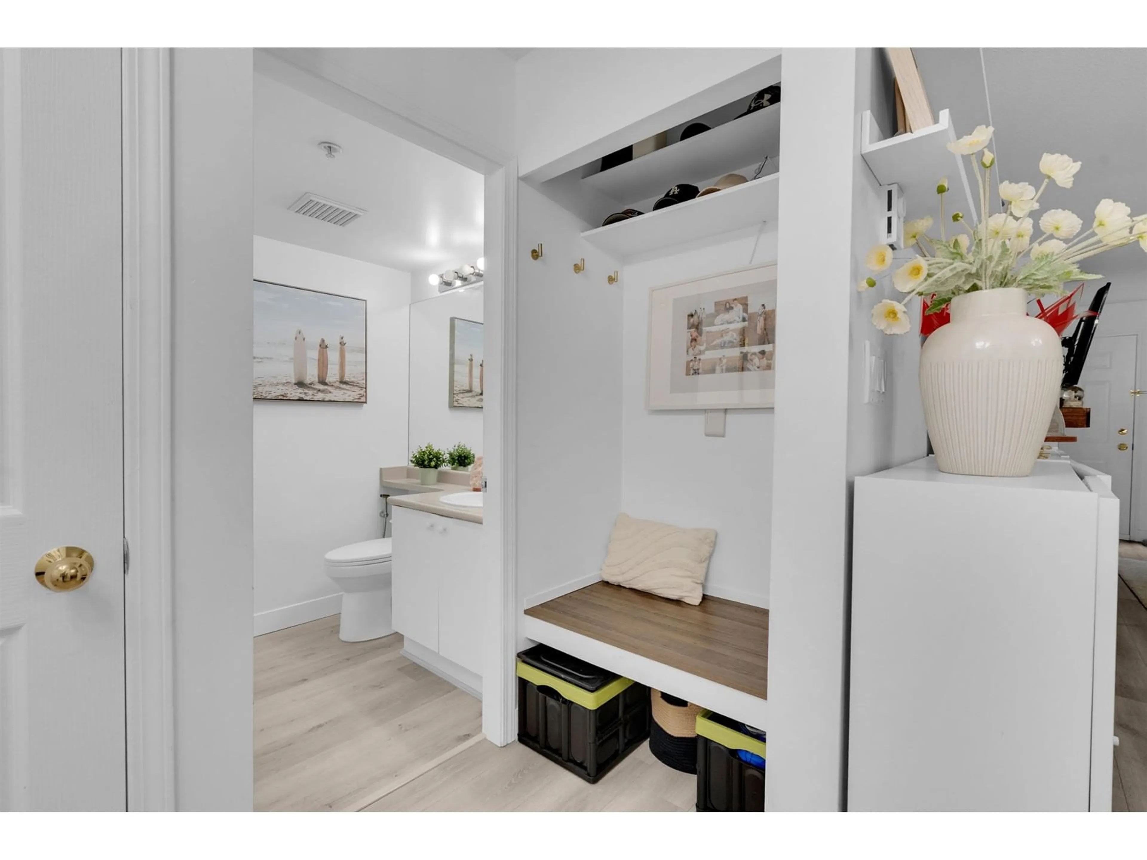 Indoor entryway for 12 - 9977 138 STREEY, Surrey British Columbia V3T5E4