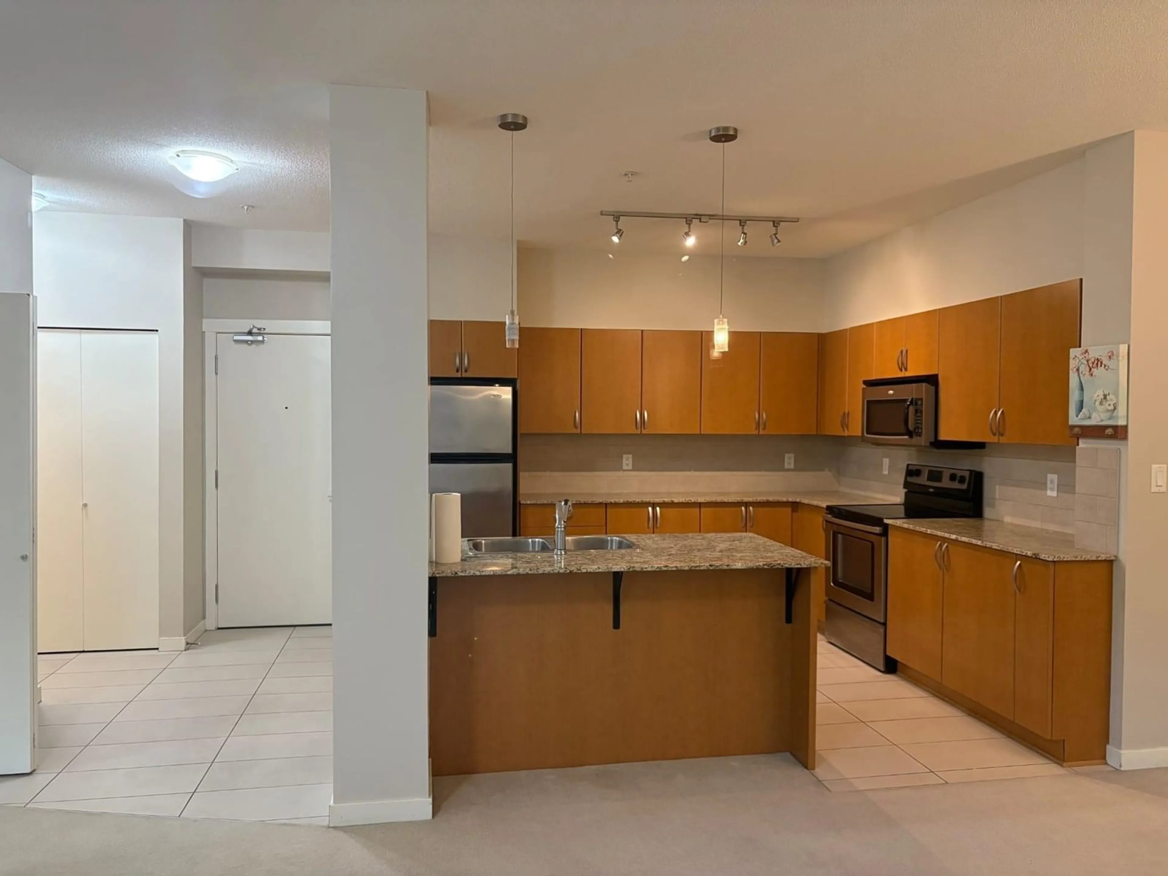 Standard kitchen, unknown for 427 - 13733 107A, Surrey British Columbia V3T0B7