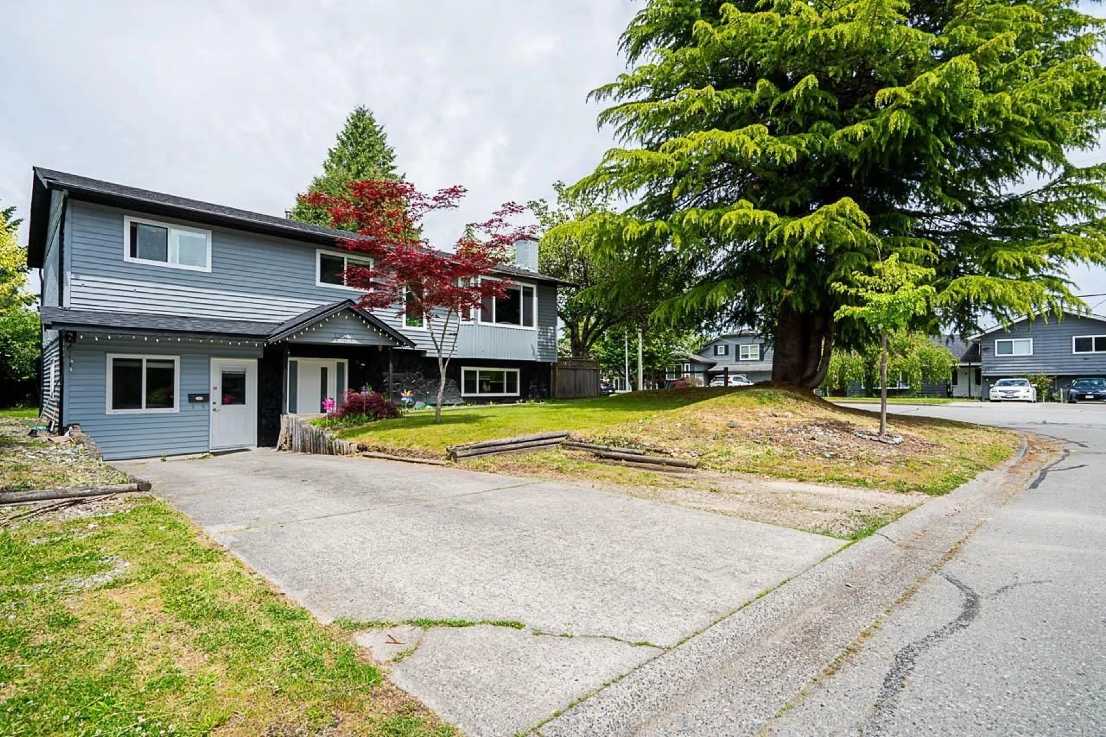 A pic from outside/outdoor area/front of a property/back of a property/a pic from drone, street for 12991 65A, Surrey British Columbia V3W7H6