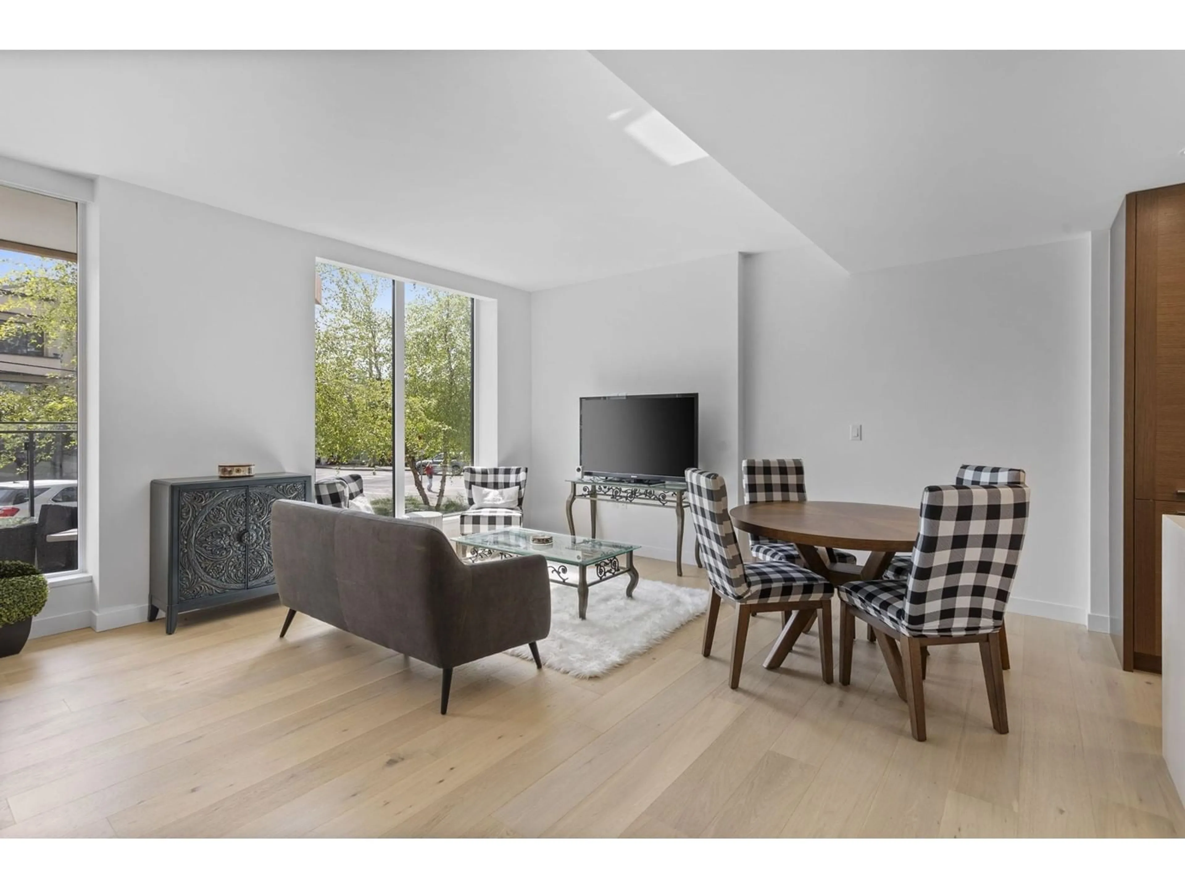 Living room with furniture, wood/laminate floor for TH3 - 1439 GEORGE, White Rock British Columbia V4B0B9