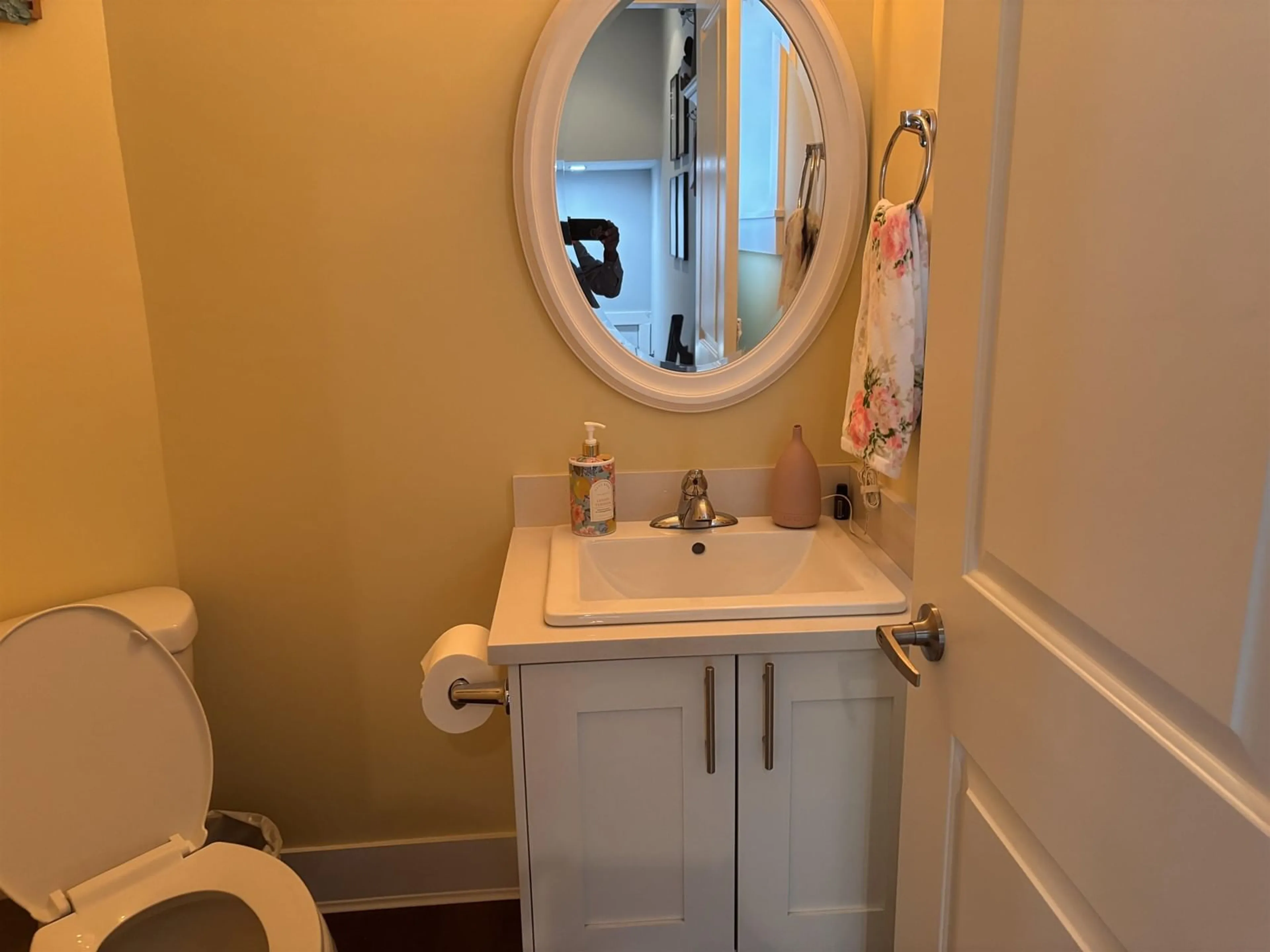 Standard bathroom, unknown for 15 - 9584 216, Langley British Columbia V1M0C5