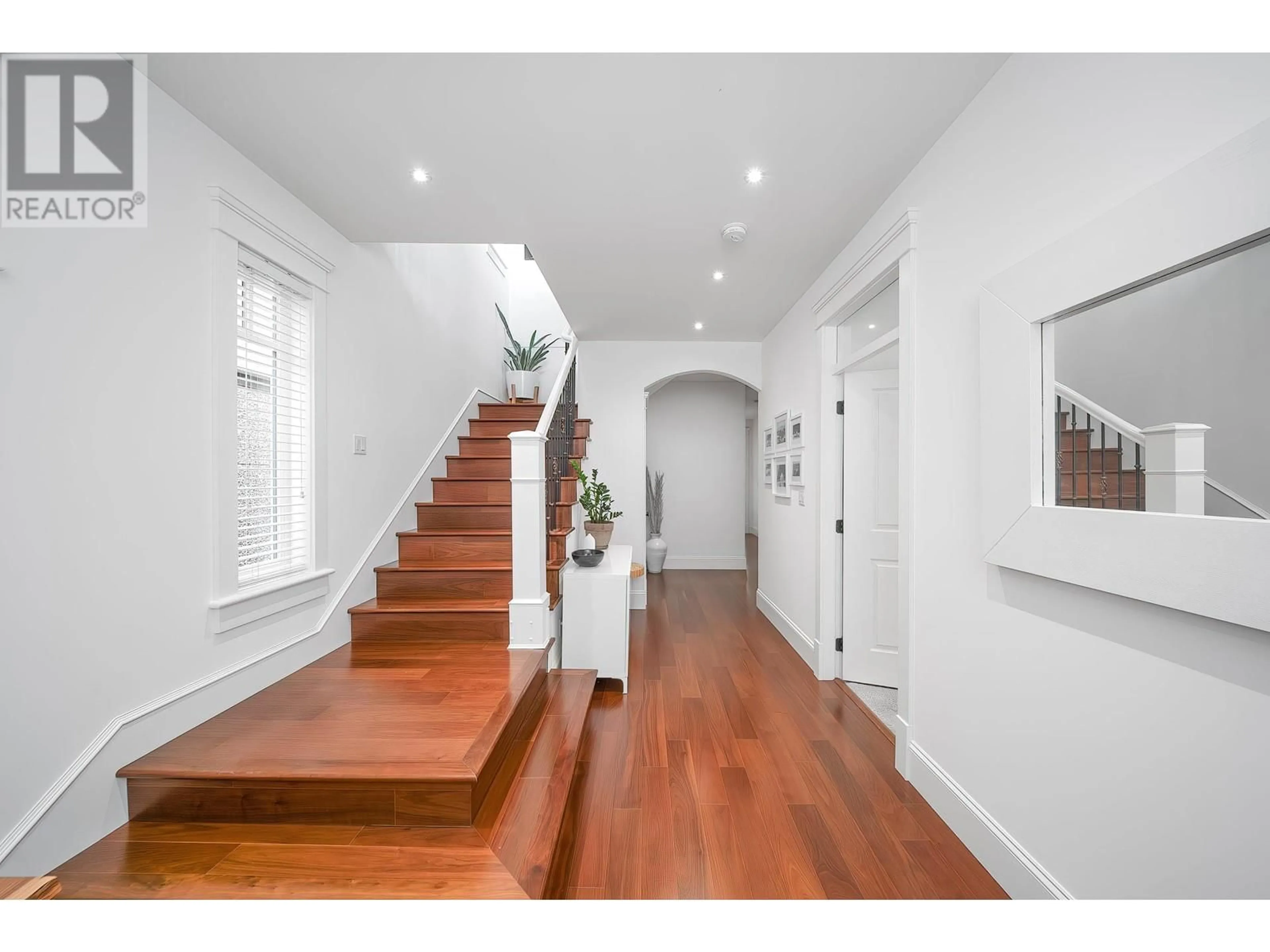 Indoor entryway for 18 HYTHE AVENUE, Burnaby British Columbia V5B3H7