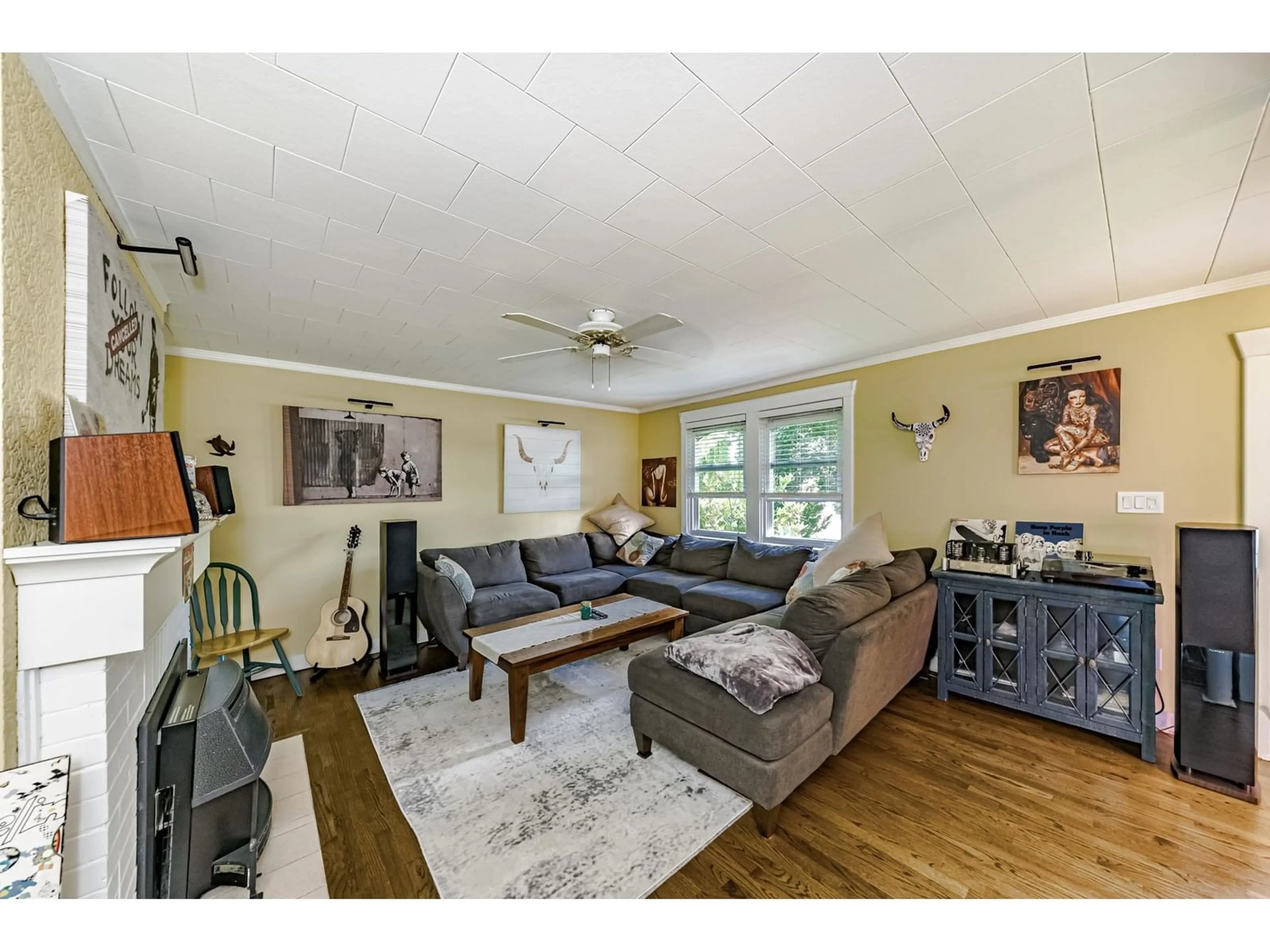 Living room with furniture, wood/laminate floor for 20994 OLD YALE, Langley British Columbia V3A4M5