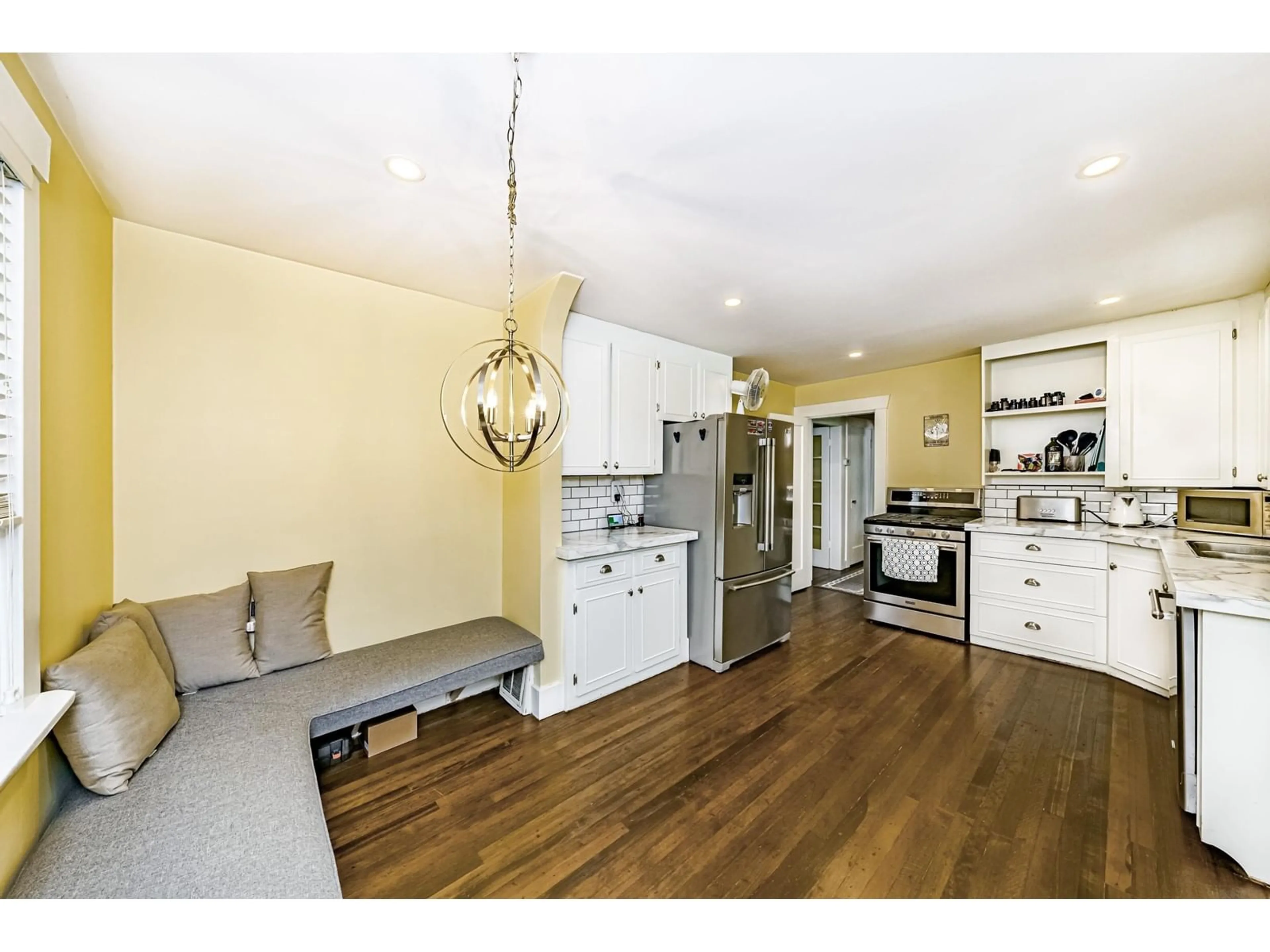 Open concept kitchen, wood/laminate floor for 20994 OLD YALE, Langley British Columbia V3A4M5