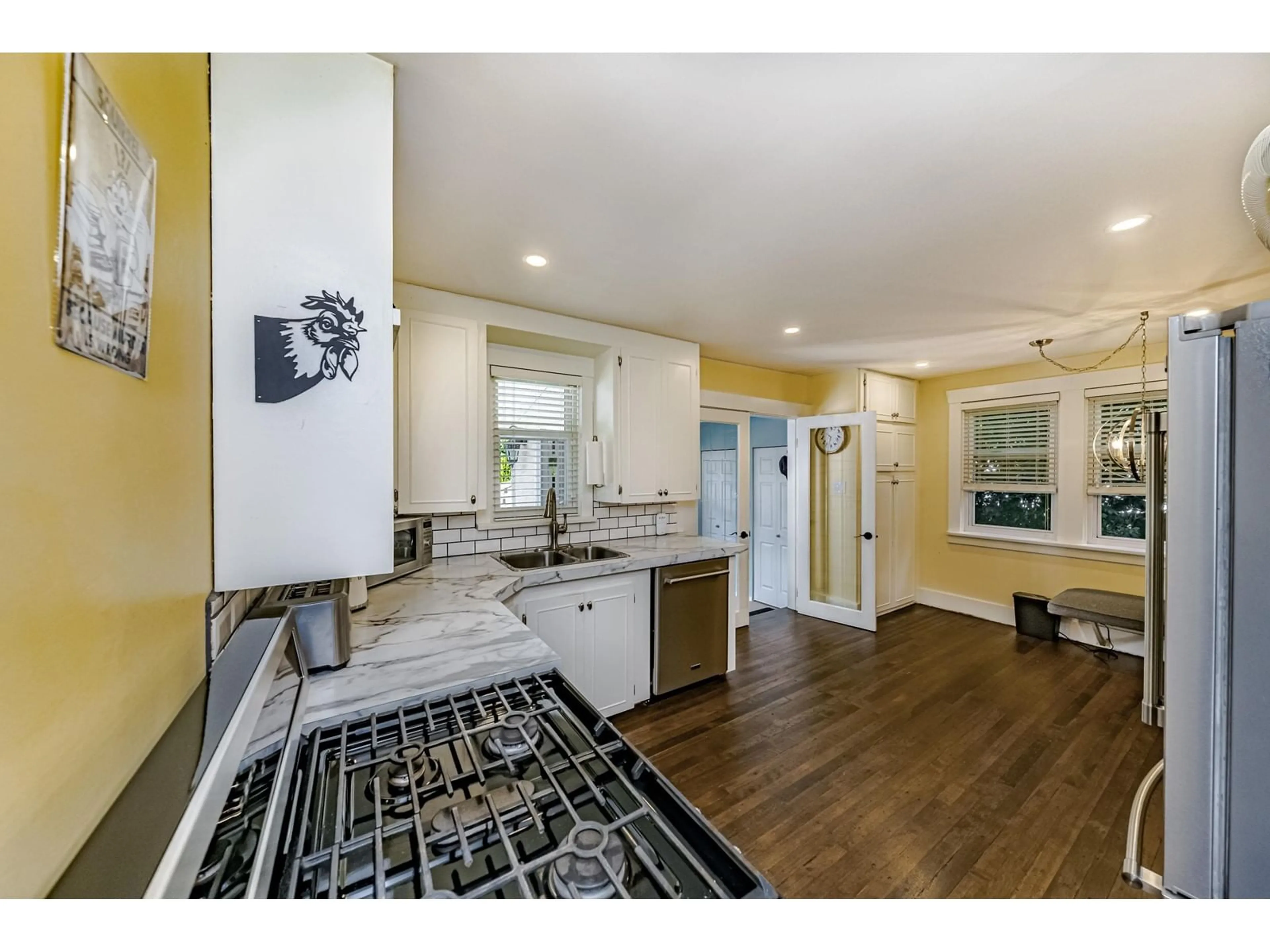 Open concept kitchen, ceramic/tile floor for 20994 OLD YALE, Langley British Columbia V3A4M5