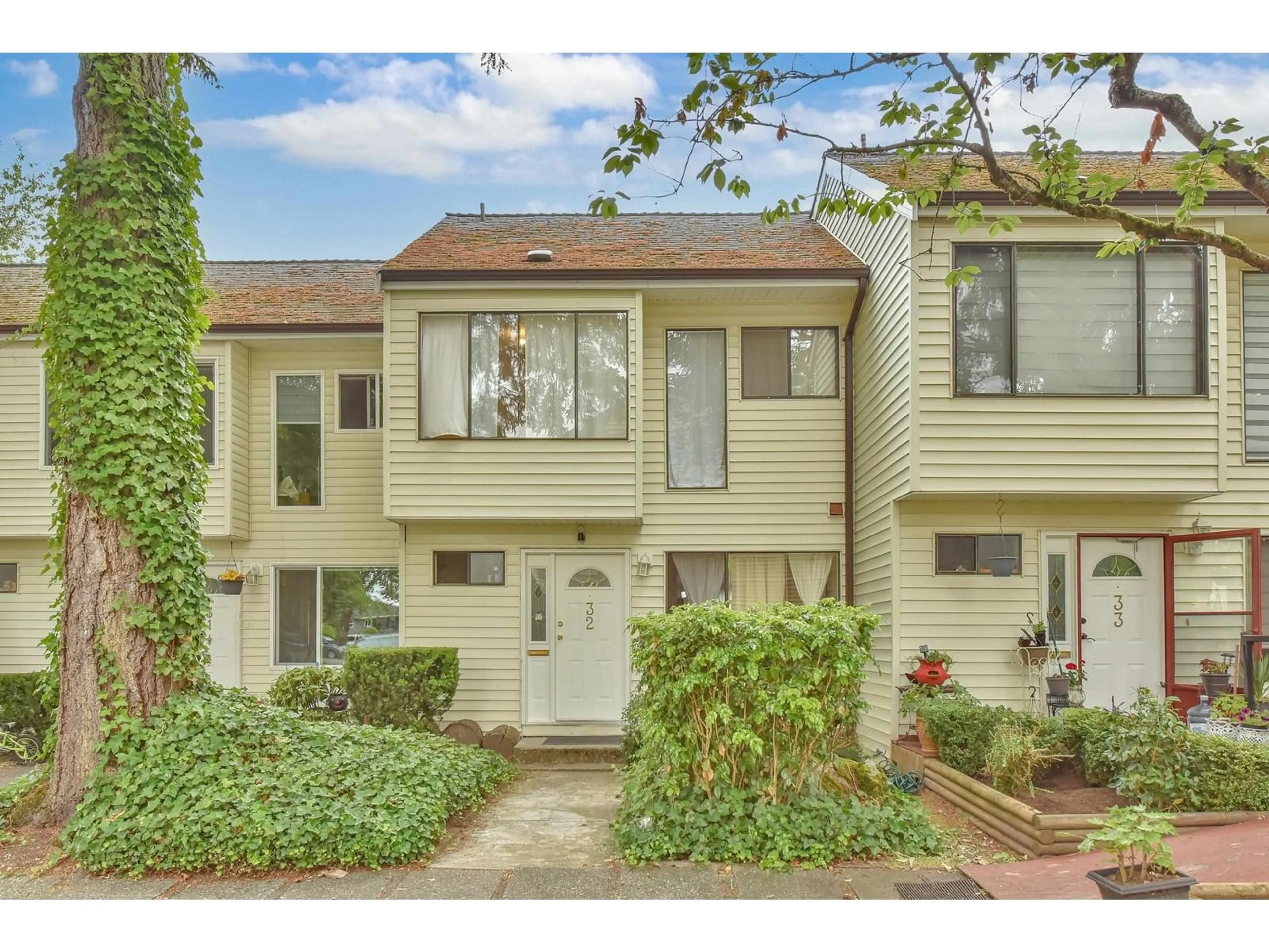 Home with vinyl exterior material, street for 32 - 9358 128, Surrey British Columbia V3V6A4