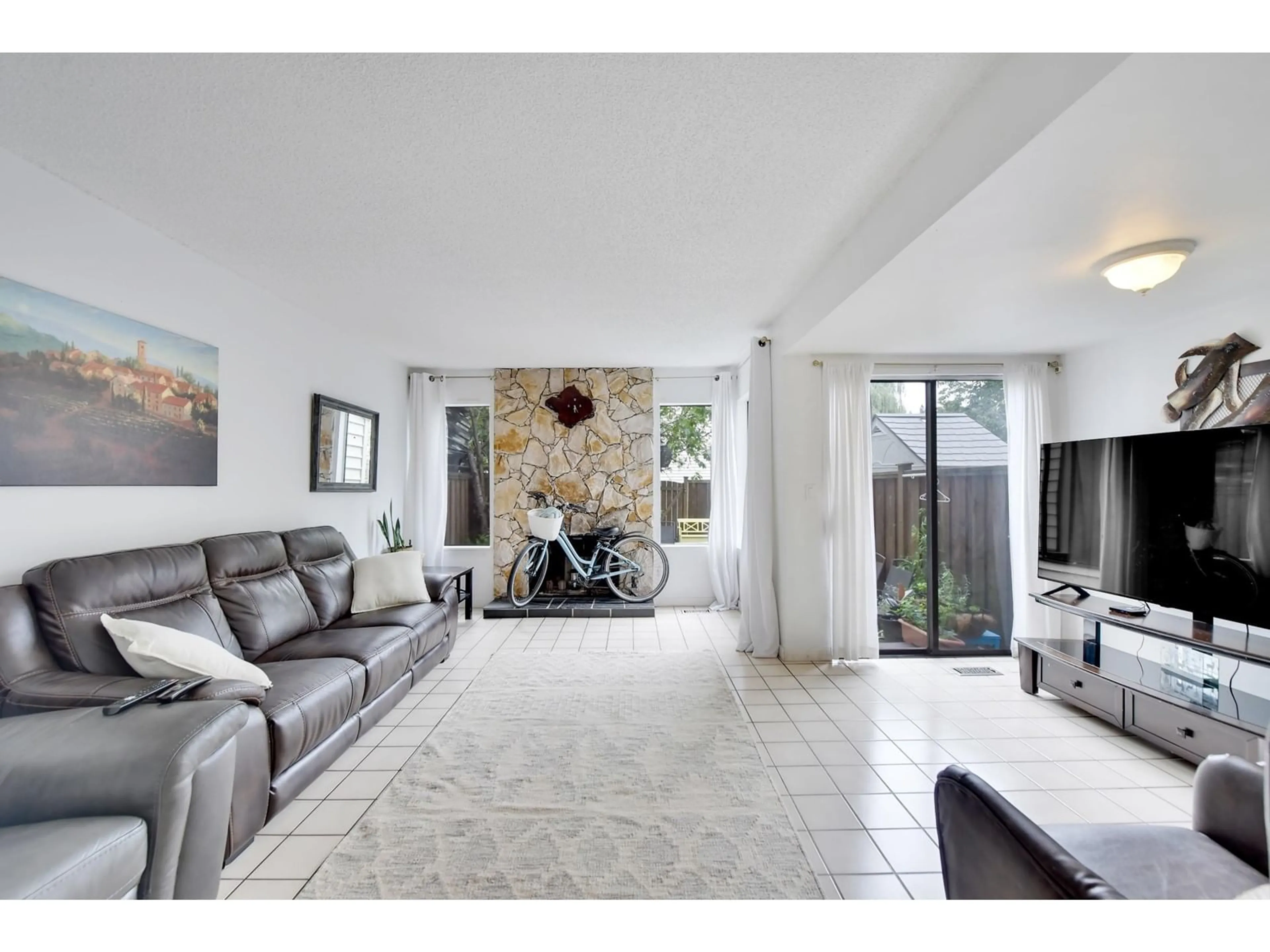 Living room with furniture, ceramic/tile floor for 32 - 9358 128, Surrey British Columbia V3V6A4