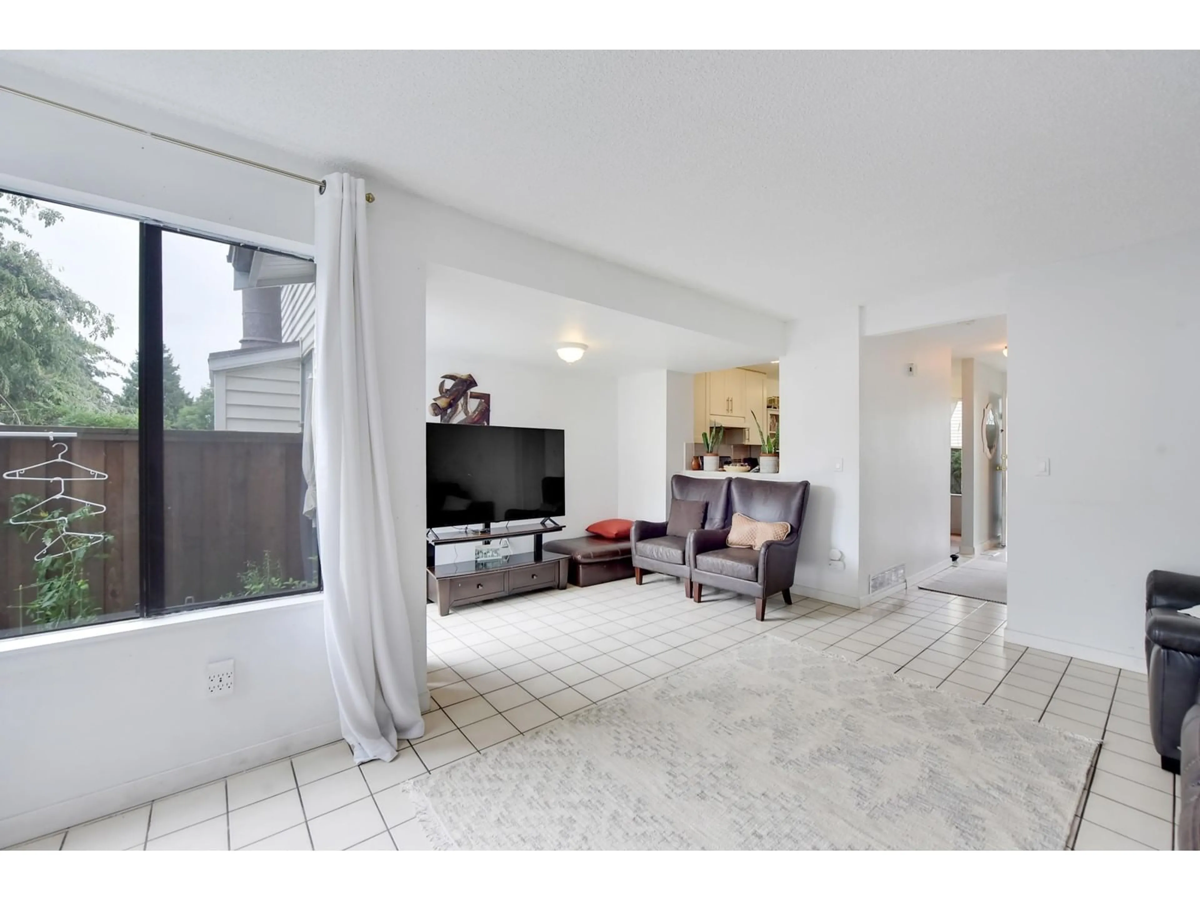 Living room with furniture, unknown for 32 - 9358 128, Surrey British Columbia V3V6A4