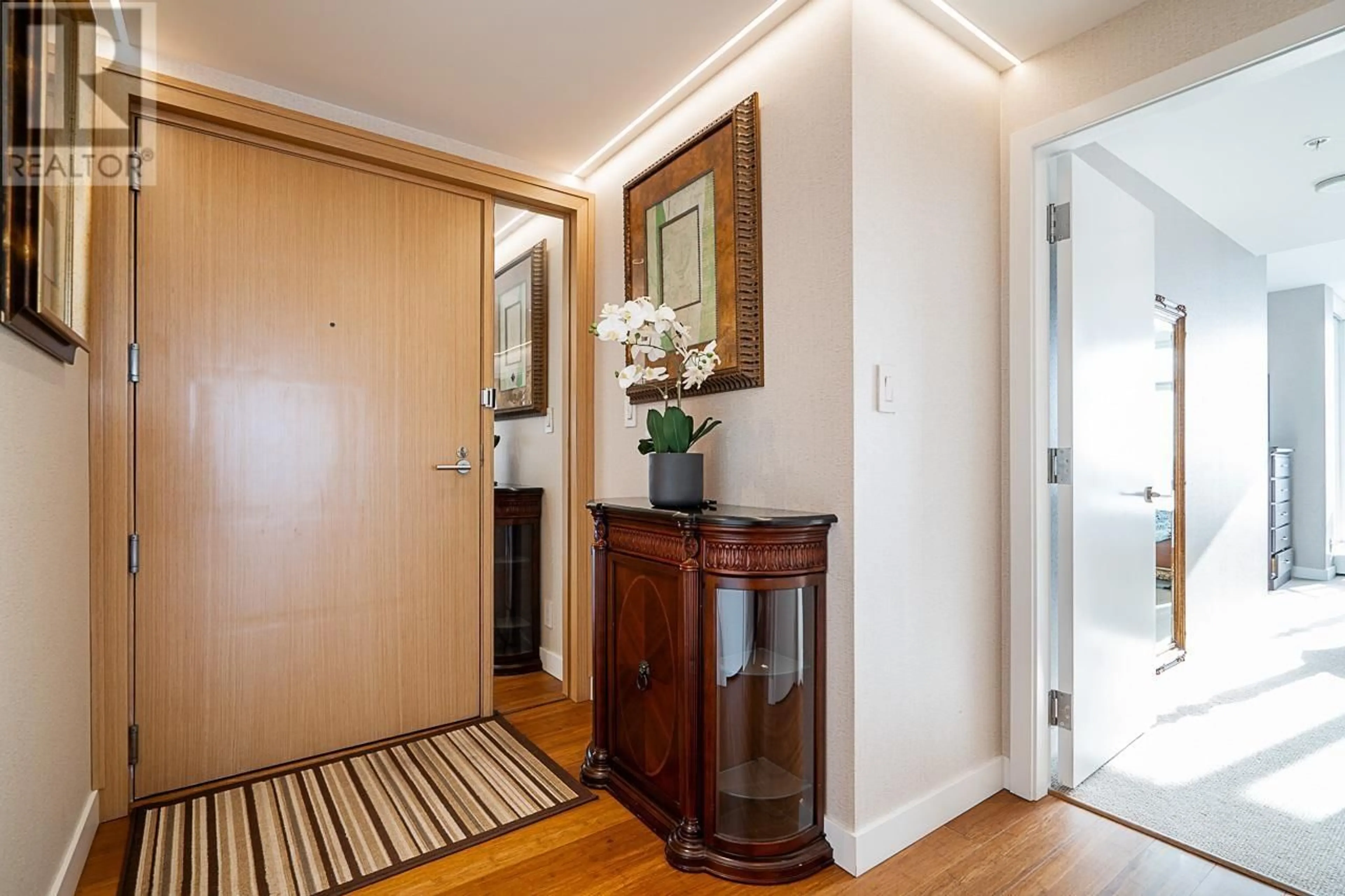 Indoor foyer for 4906 - 777 RICHARDS STREET, Vancouver British Columbia V7X1T2
