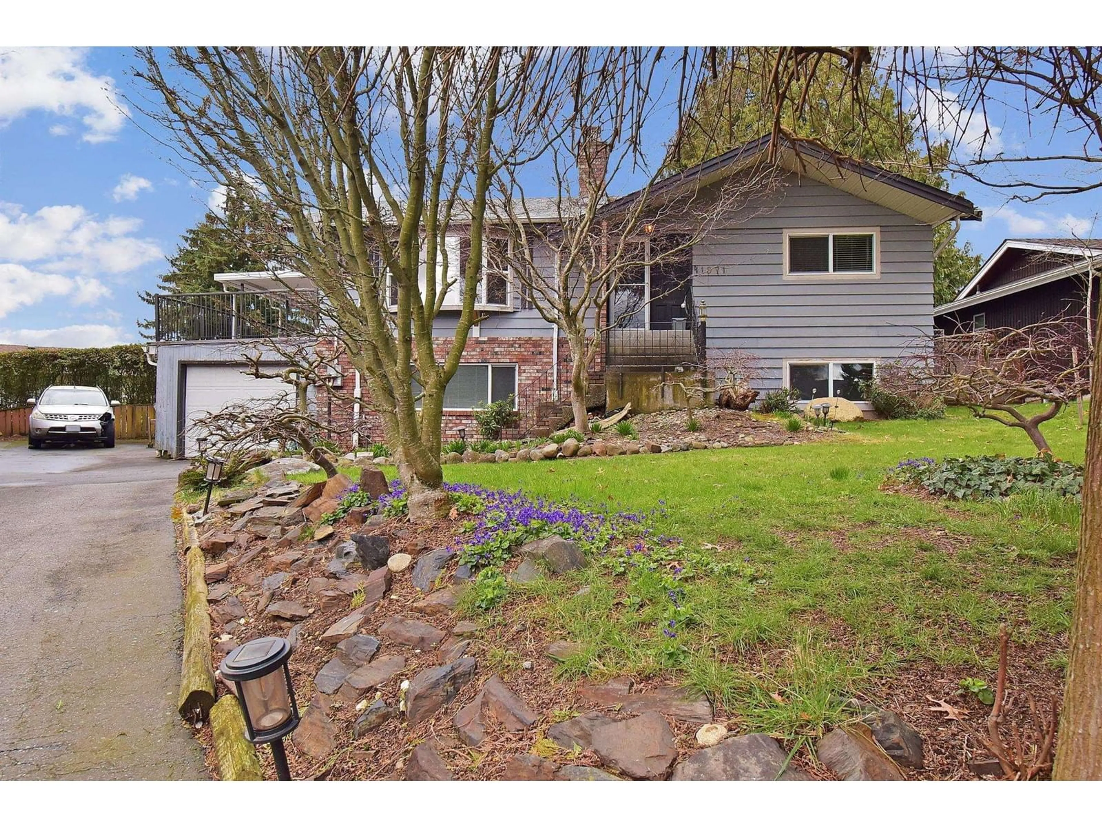 A pic from outside/outdoor area/front of a property/back of a property/a pic from drone, street for 1971 POWELL, Abbotsford British Columbia V2S4B1