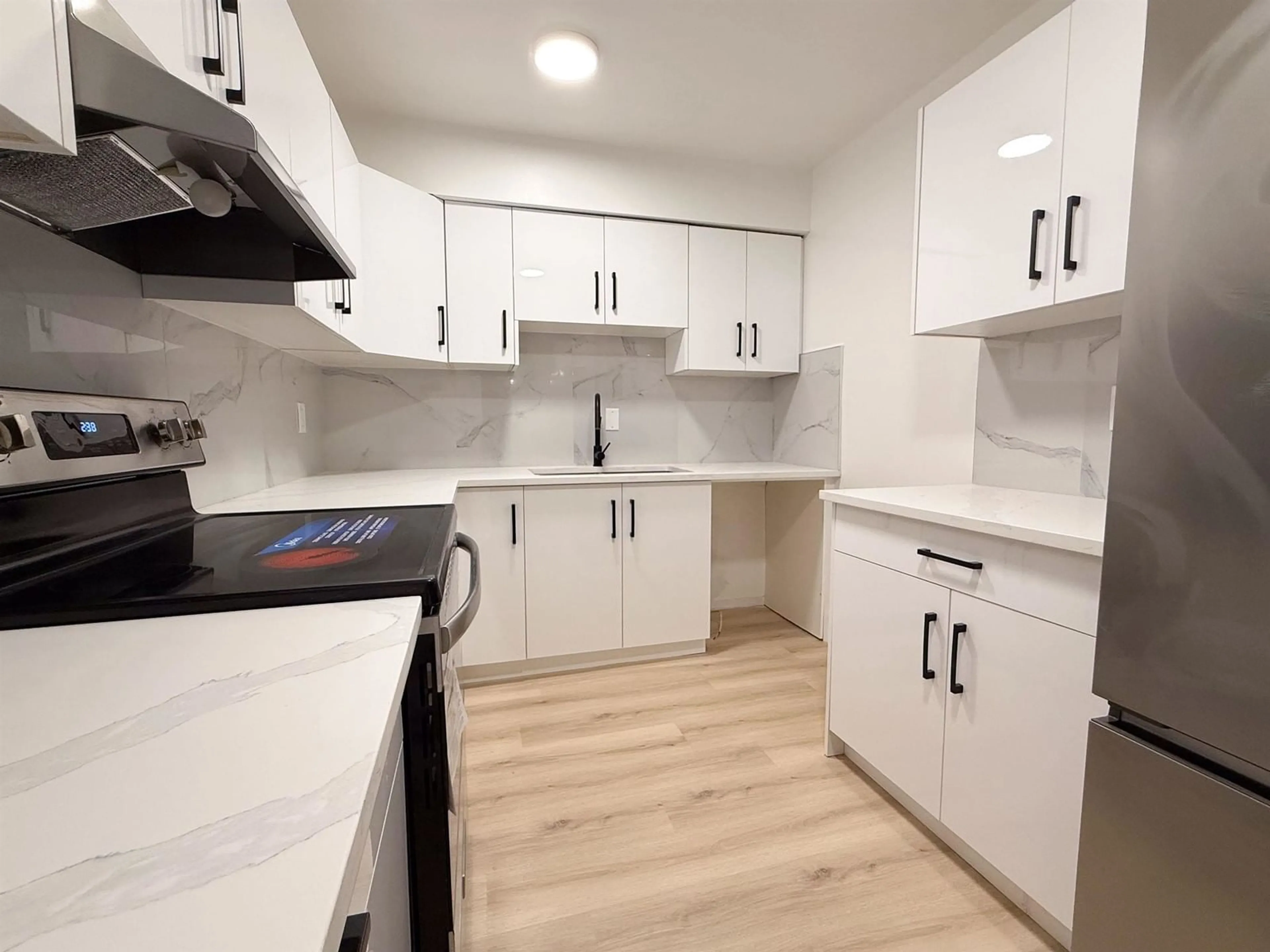 Standard kitchen, unknown for 111 - 10698 151A, Surrey British Columbia V3R8T5