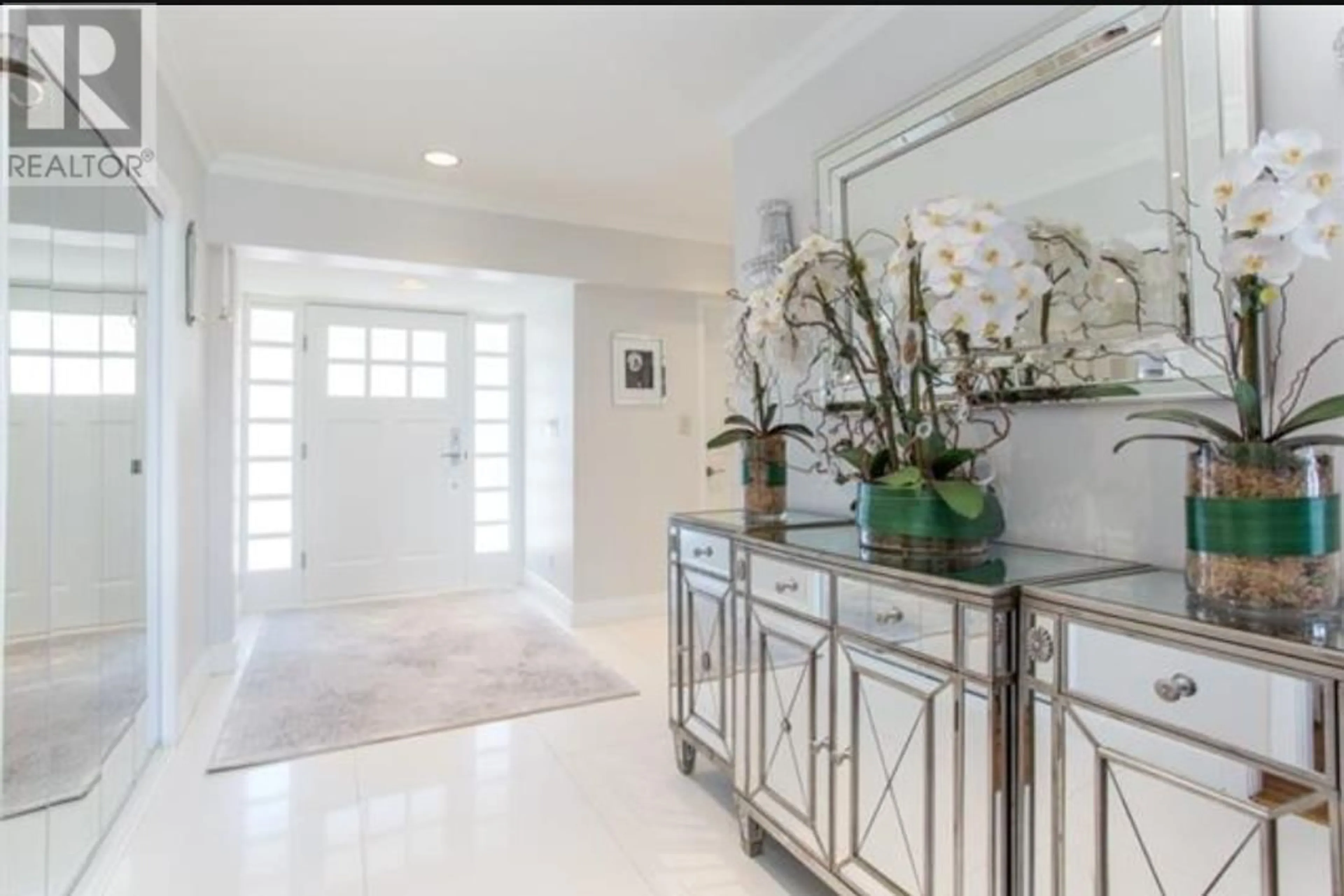 Indoor entryway for 1002 EYREMOUNT DRIVE, West Vancouver British Columbia V7S2B3