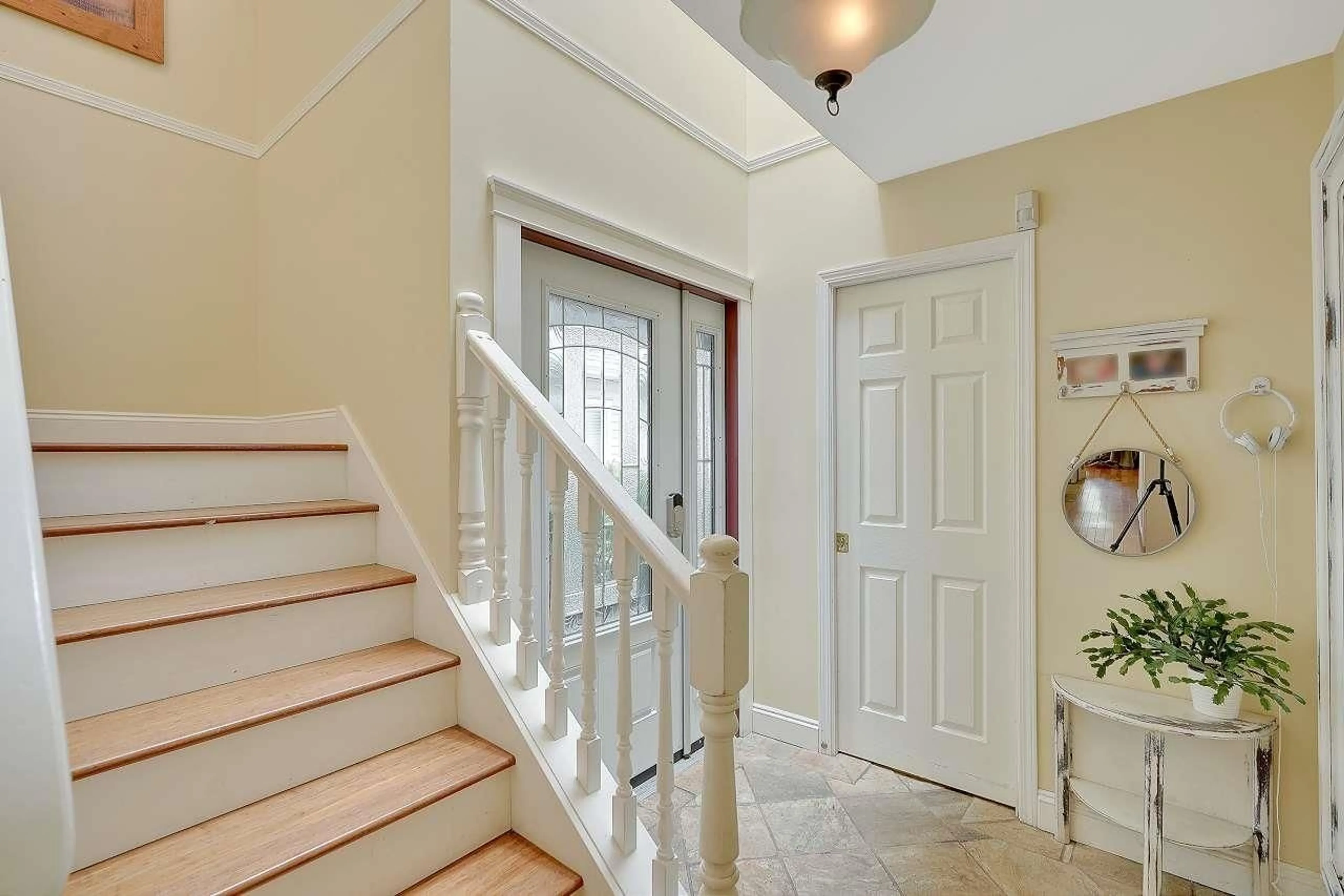 Indoor entryway for 855 HABGOOD, White Rock British Columbia V4B4W4