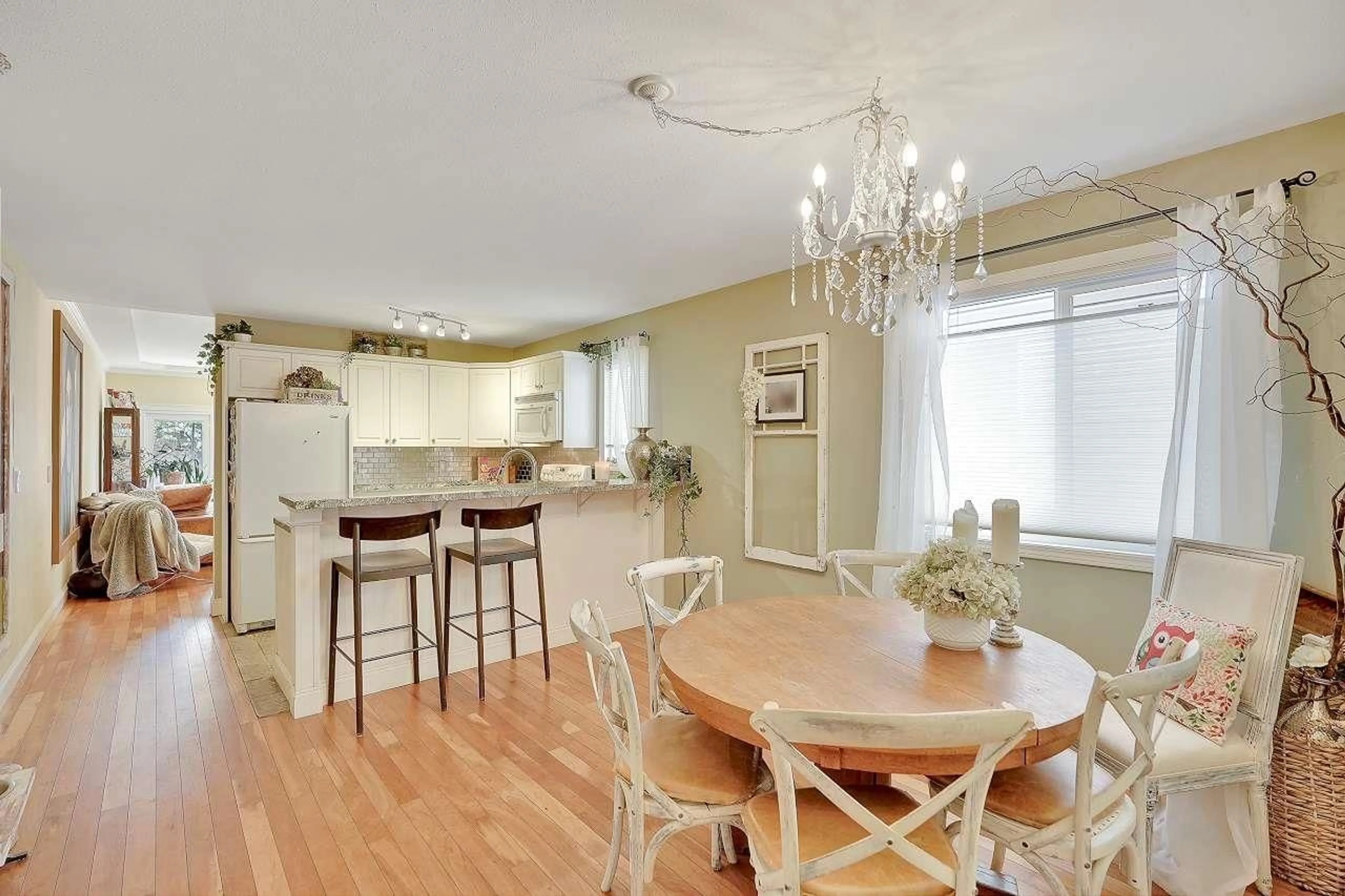 Open concept kitchen, wood/laminate floor for 855 HABGOOD, White Rock British Columbia V4B4W4