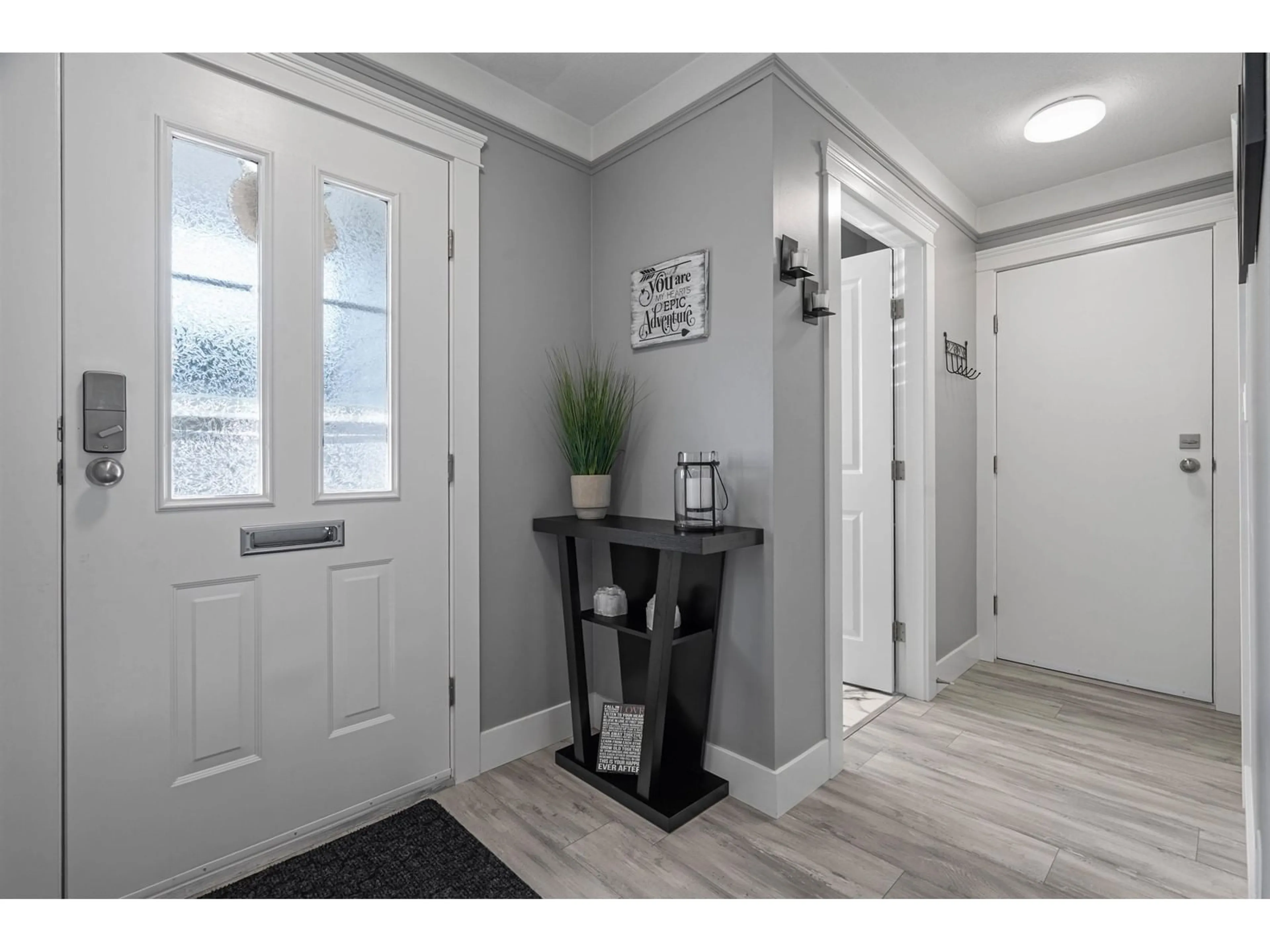Indoor entryway for 4 - 33931 MARSHALL, Abbotsford British Columbia V2S1L6