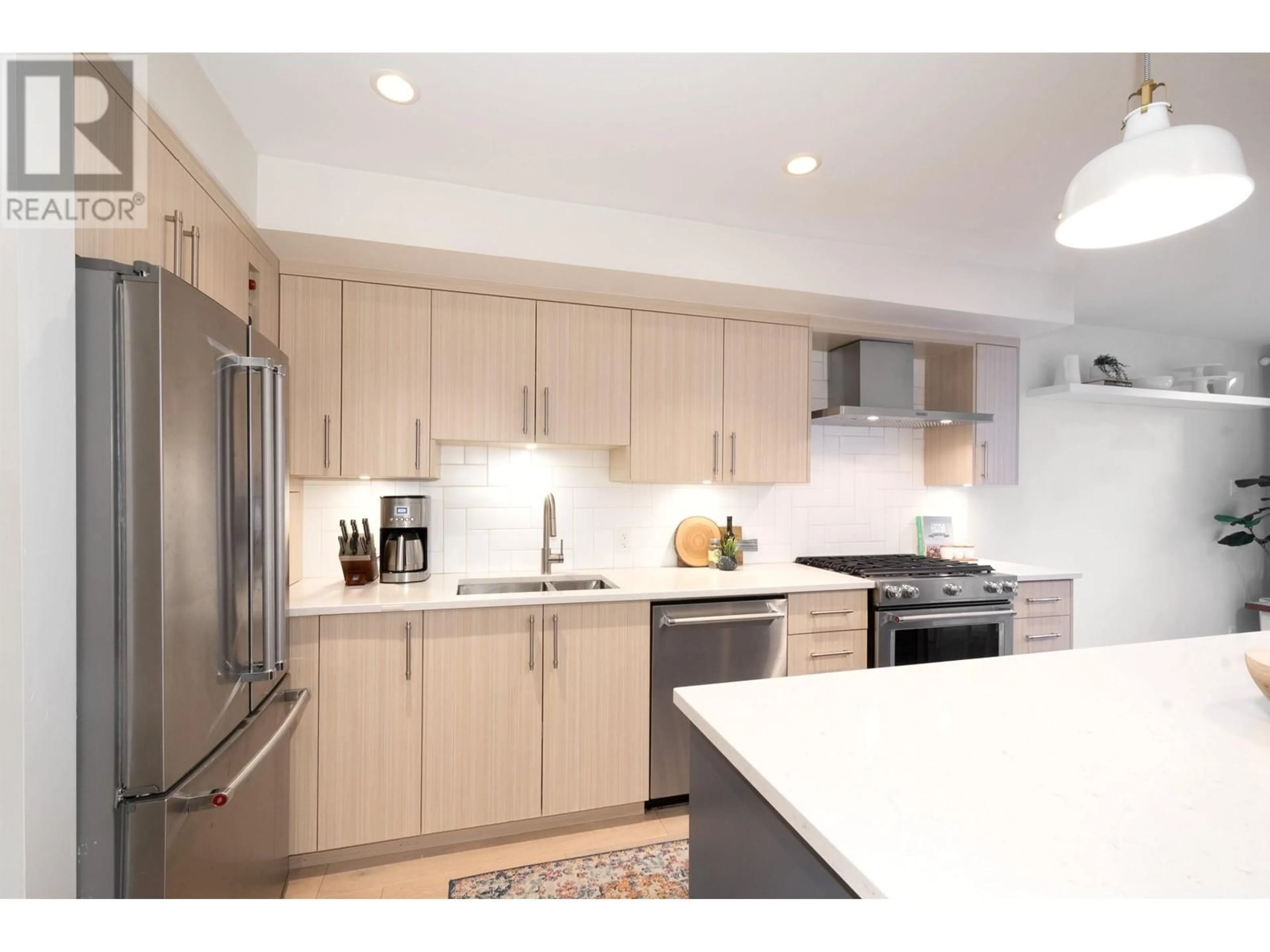 Contemporary kitchen, unknown for 712 MILLYARD, Vancouver British Columbia V5Z4A1