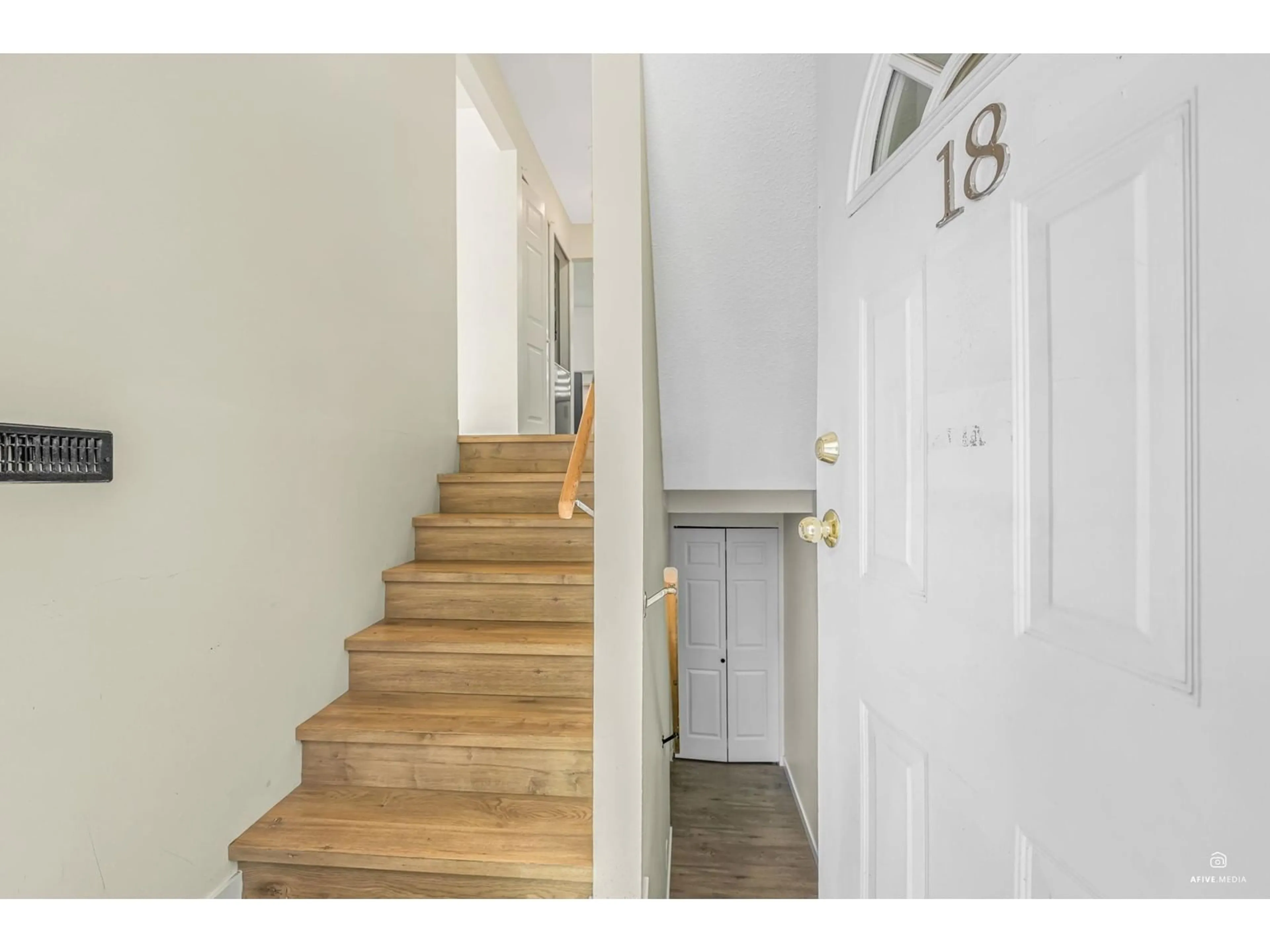 Indoor entryway for 18 - 5904 VEDDER ROAD, Chilliwack British Columbia V2R3E7