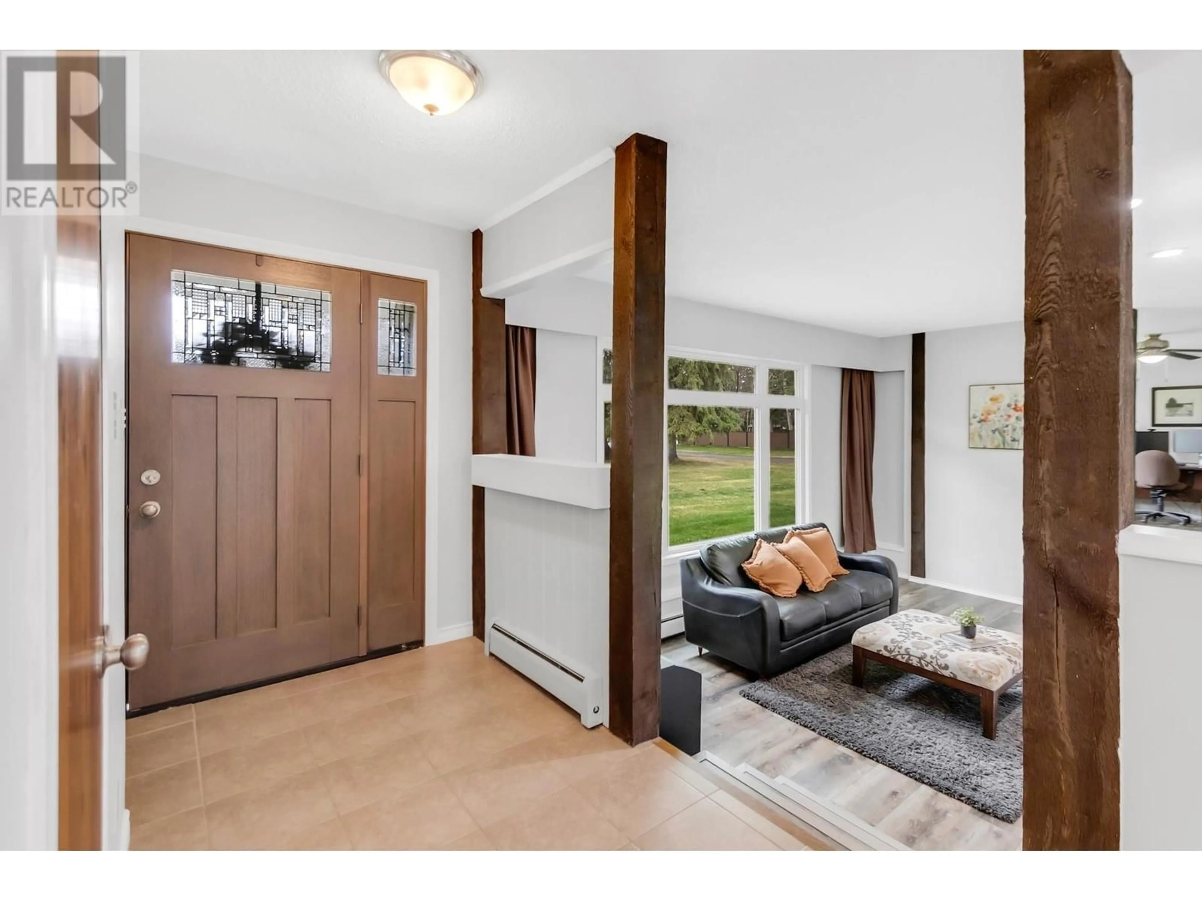 Indoor entryway for 6768 BENCH DRIVE, Prince George British Columbia V2K4Z1