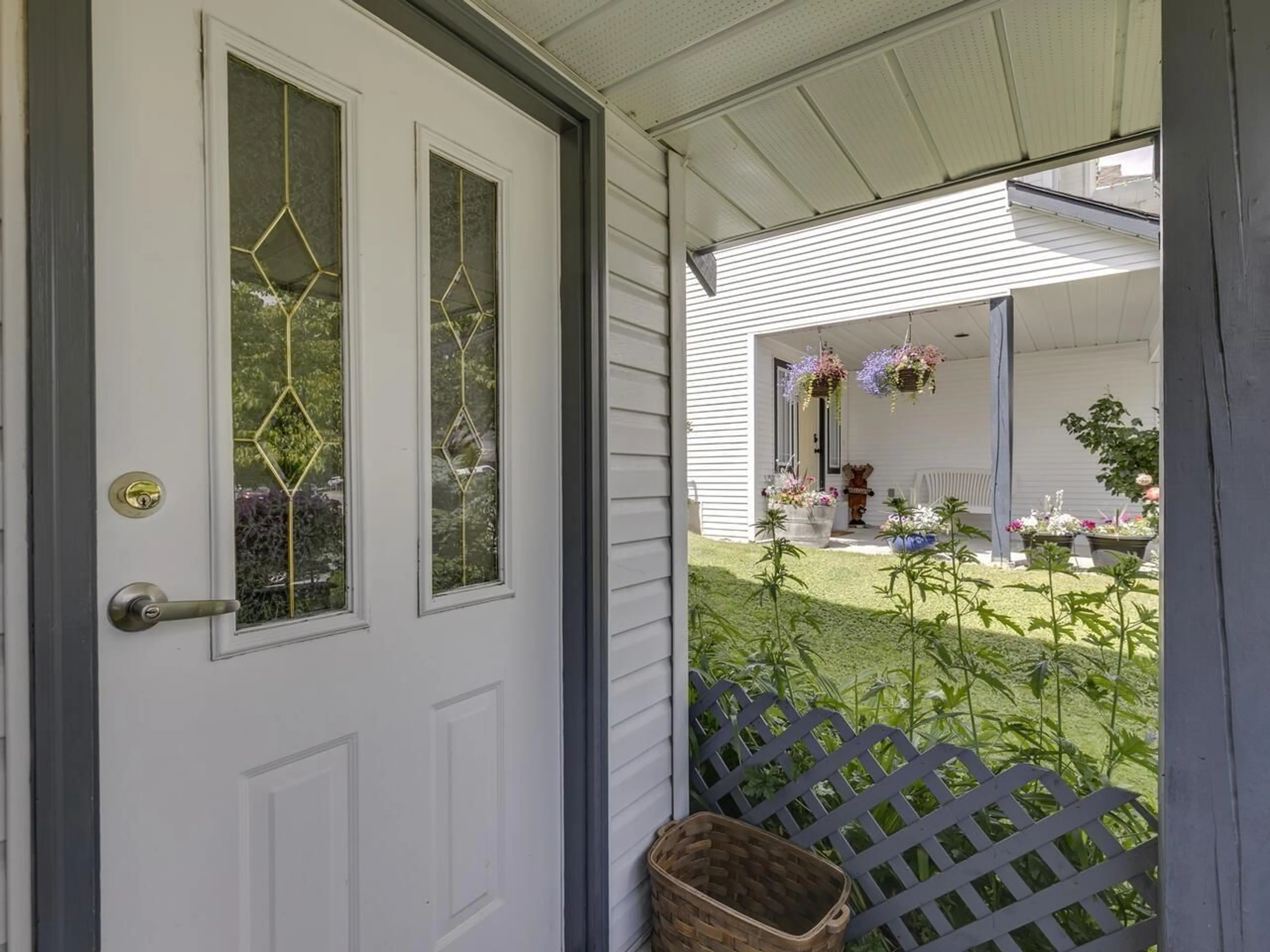 Indoor entryway for 8257 WHARTON, Mission British Columbia V2V7A4