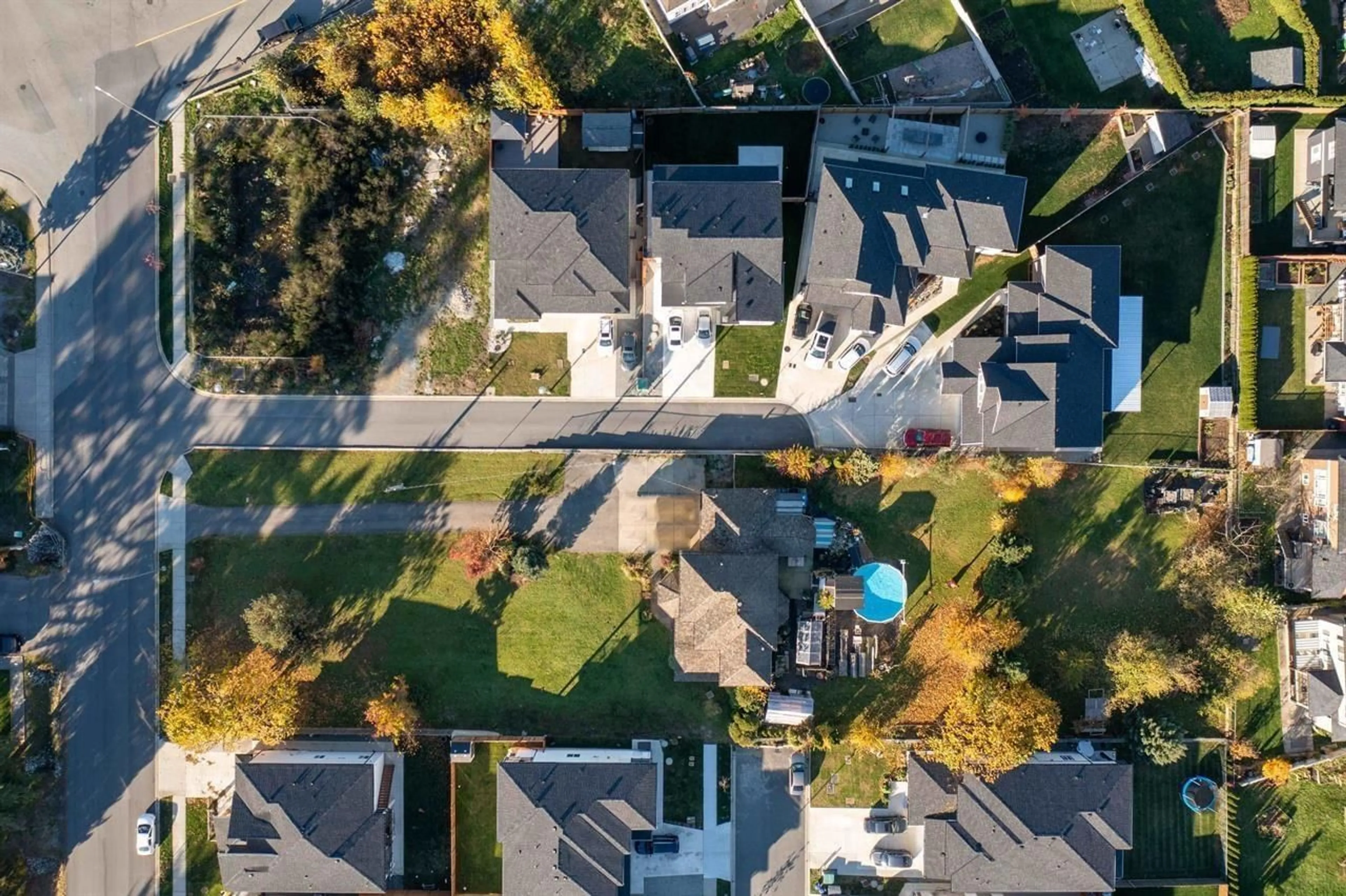 A pic from outside/outdoor area/front of a property/back of a property/a pic from drone, street for 8566 NOTTMAN, Mission British Columbia V2V3W4