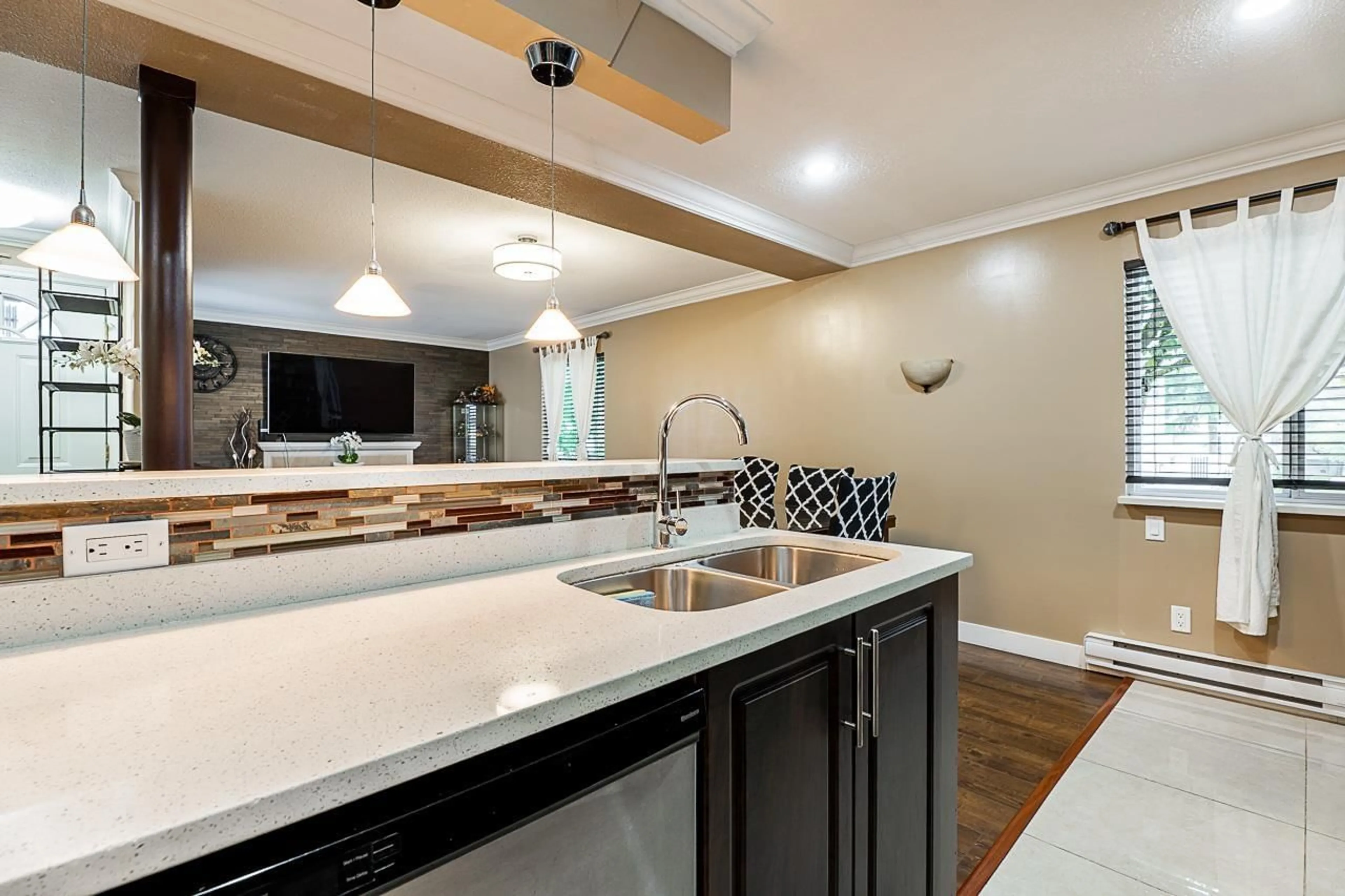 Open concept kitchen, ceramic/tile floor for 108 - 10091 156, Surrey British Columbia V3R0C1