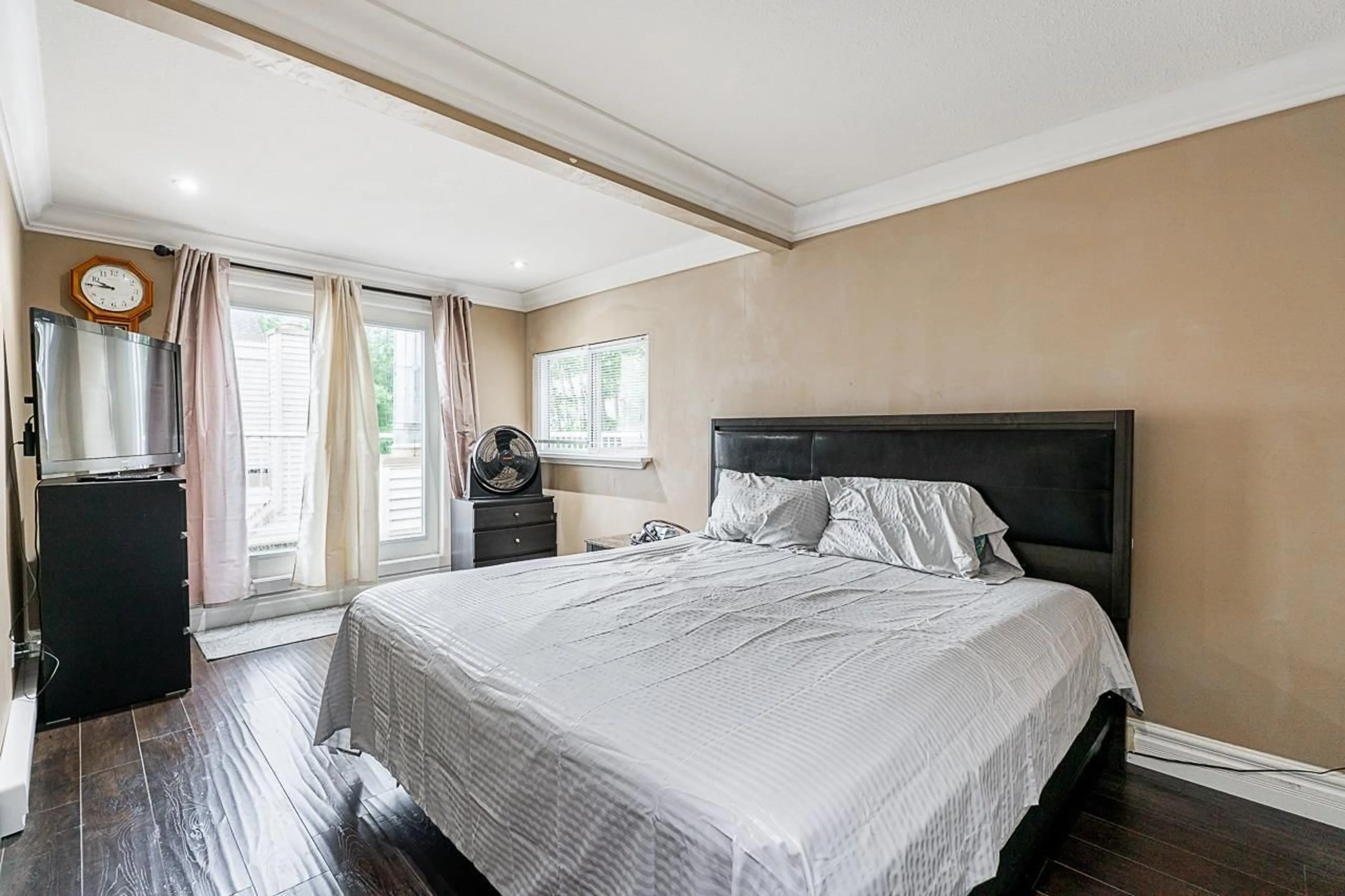 Bedroom with bed, wood/laminate floor for 108 - 10091 156, Surrey British Columbia V3R0C1