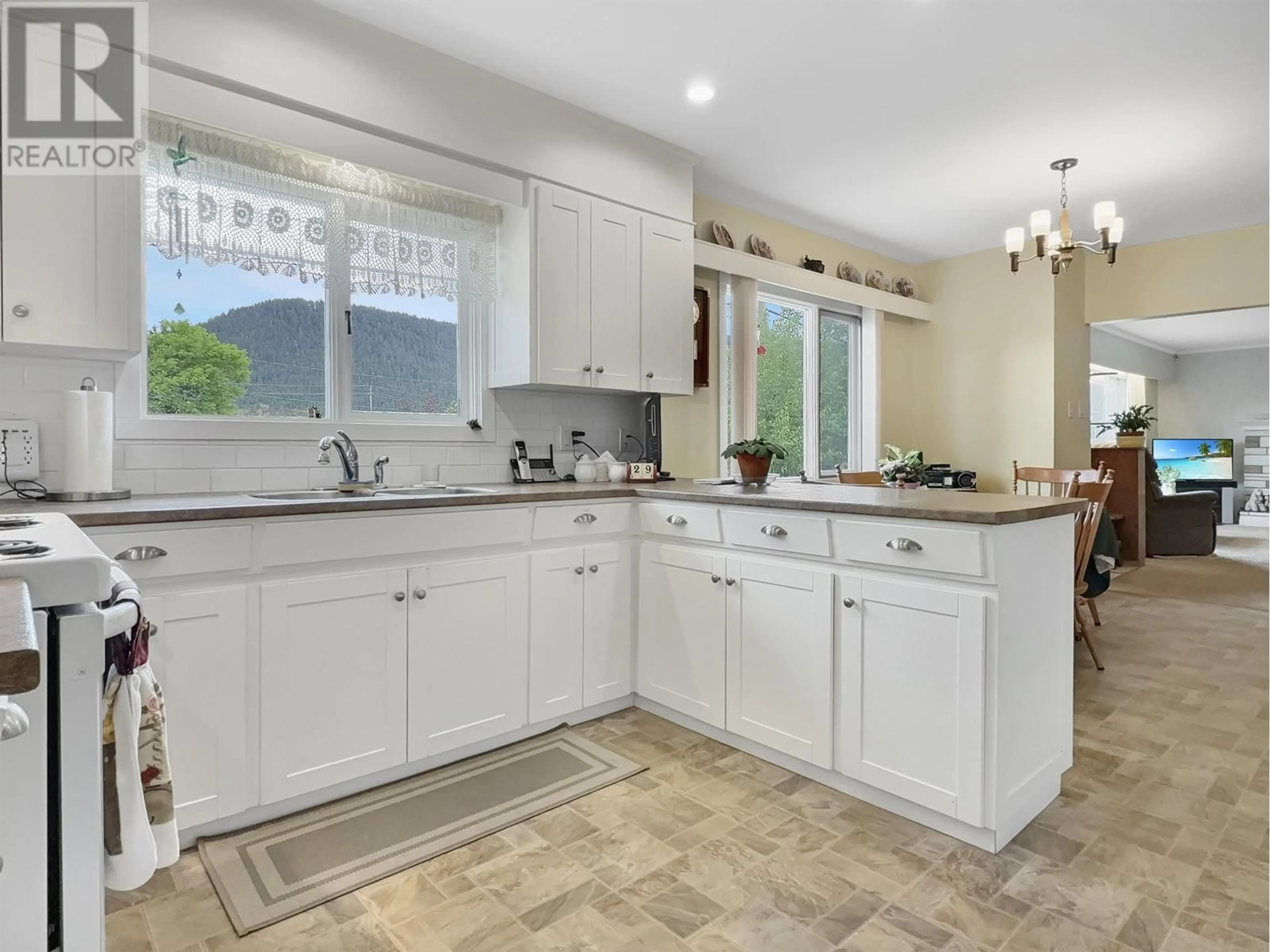 Open concept kitchen, ceramic/tile floor for 2014 2ND AVENUE, Williams Lake British Columbia V2G1X9