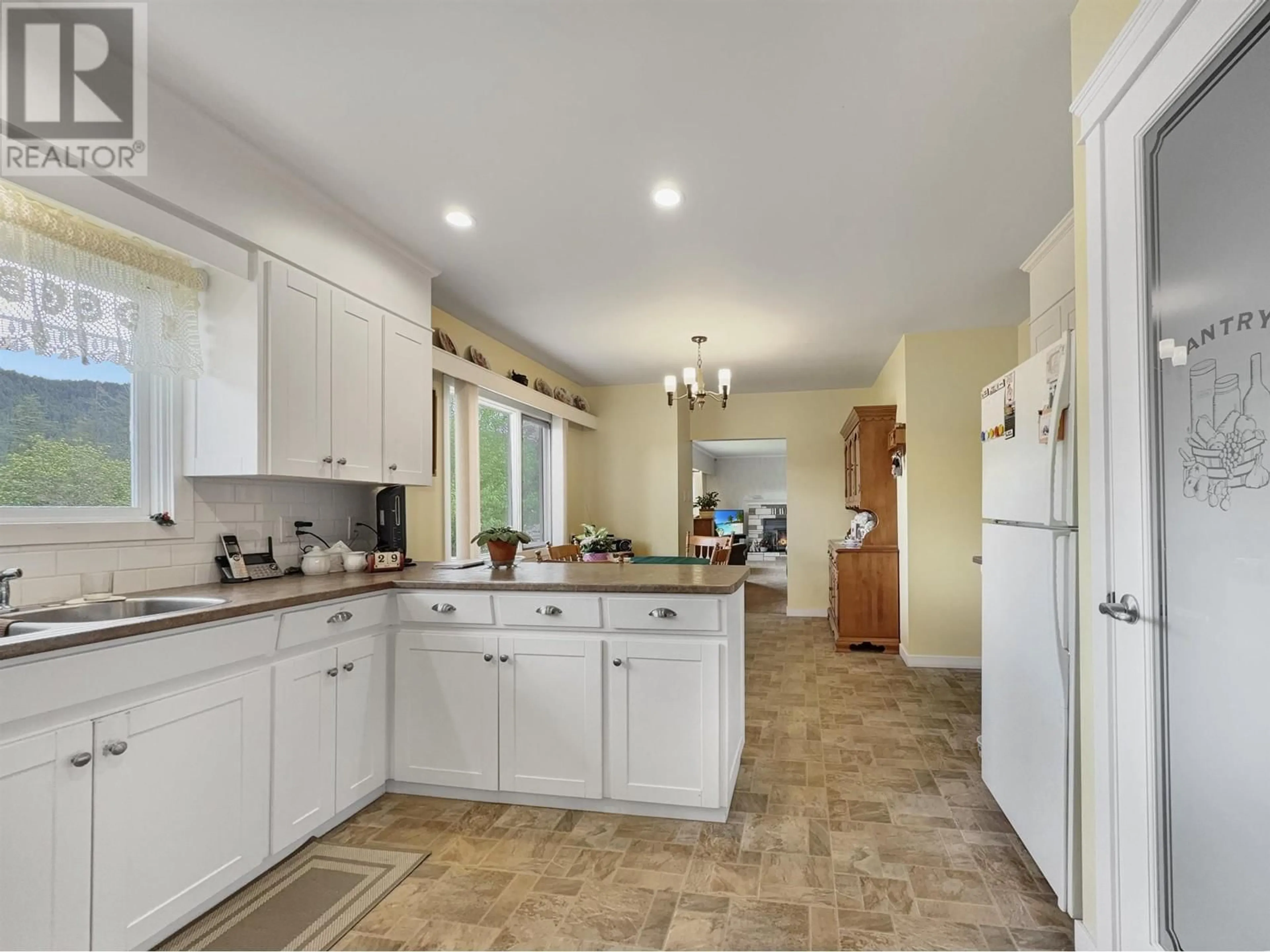 Open concept kitchen, ceramic/tile floor for 2014 2ND AVENUE, Williams Lake British Columbia V2G1X9