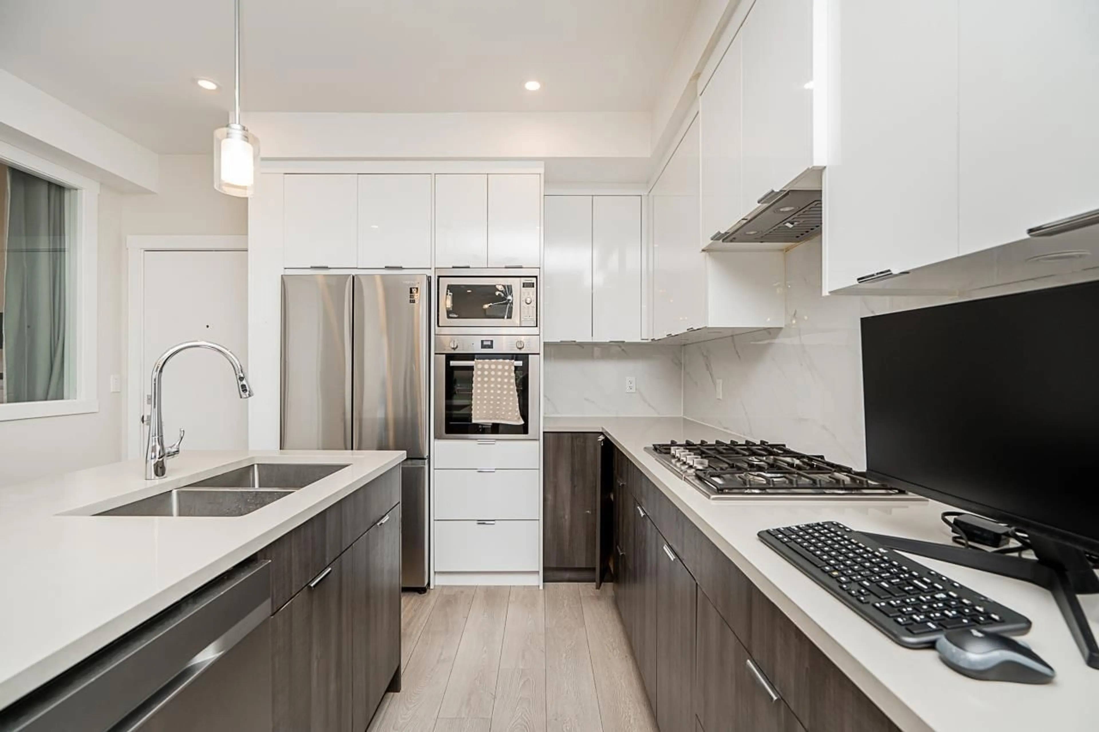 Contemporary kitchen, unknown for A402 - 14468 72, Surrey British Columbia V3S2E7