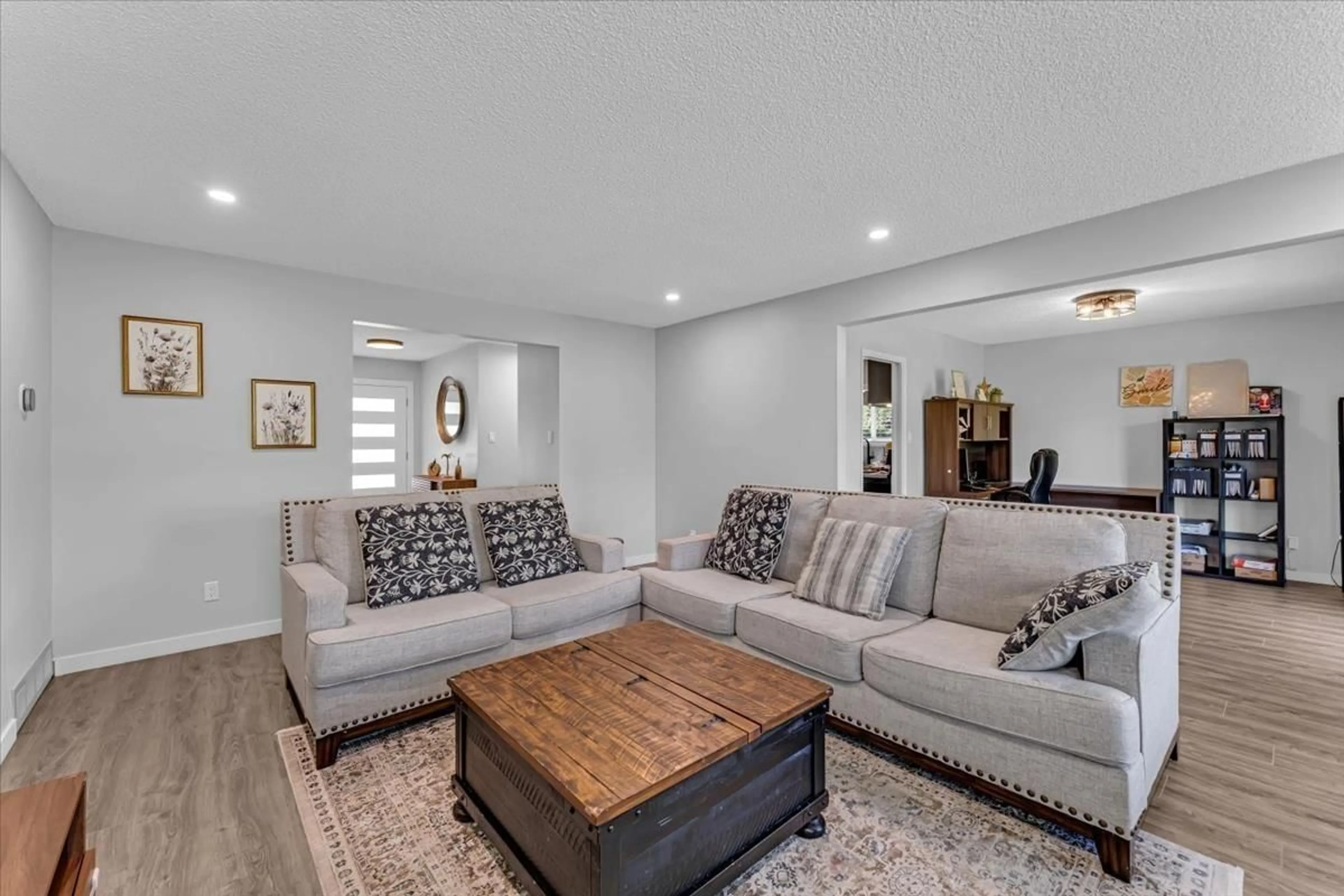 Living room with furniture, unknown for 10042 159A, Surrey British Columbia V4N2S8