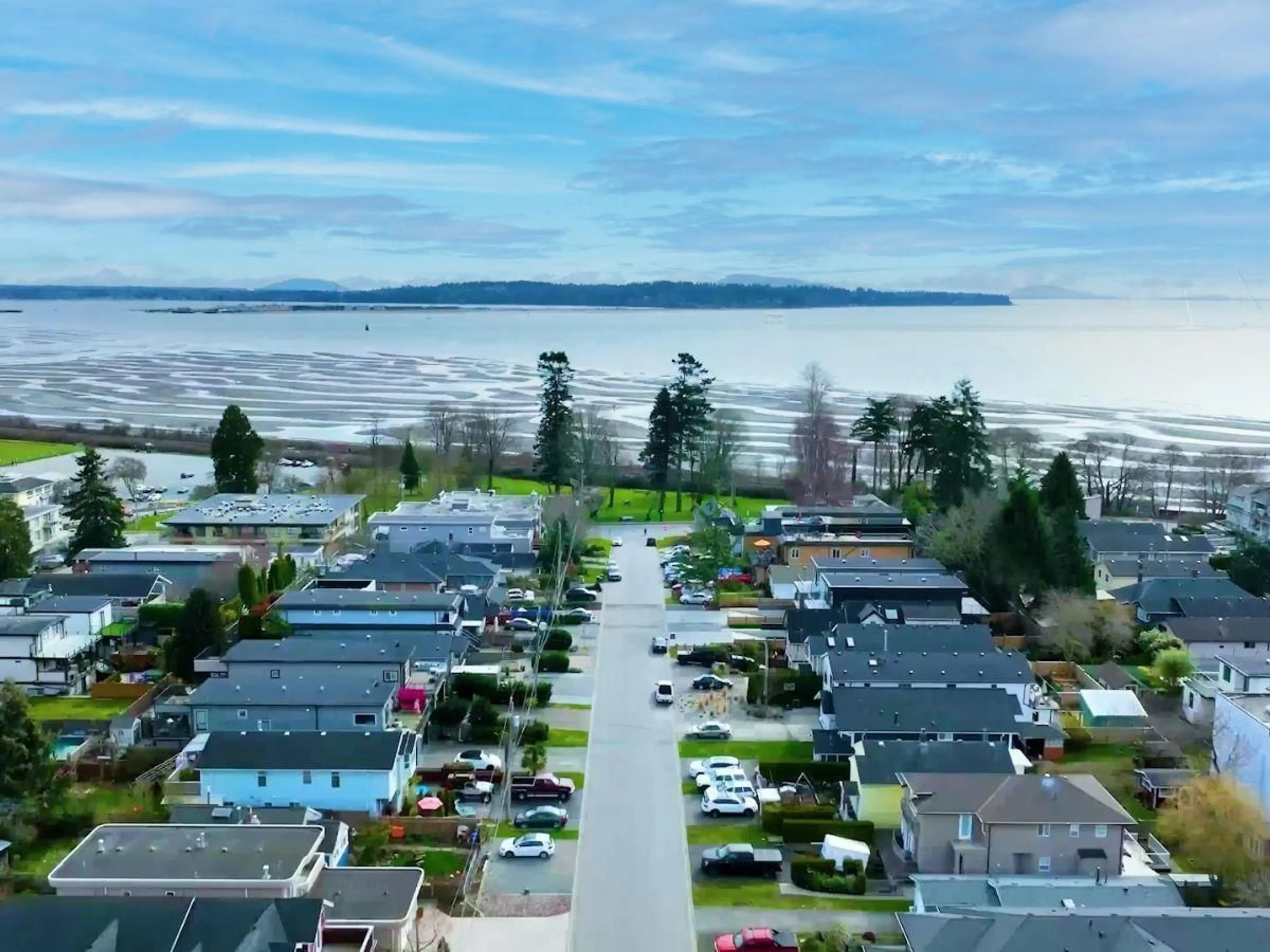 A pic from outside/outdoor area/front of a property/back of a property/a pic from drone, water/lake/river/ocean view for 942 LEE, White Rock British Columbia V4B4N8