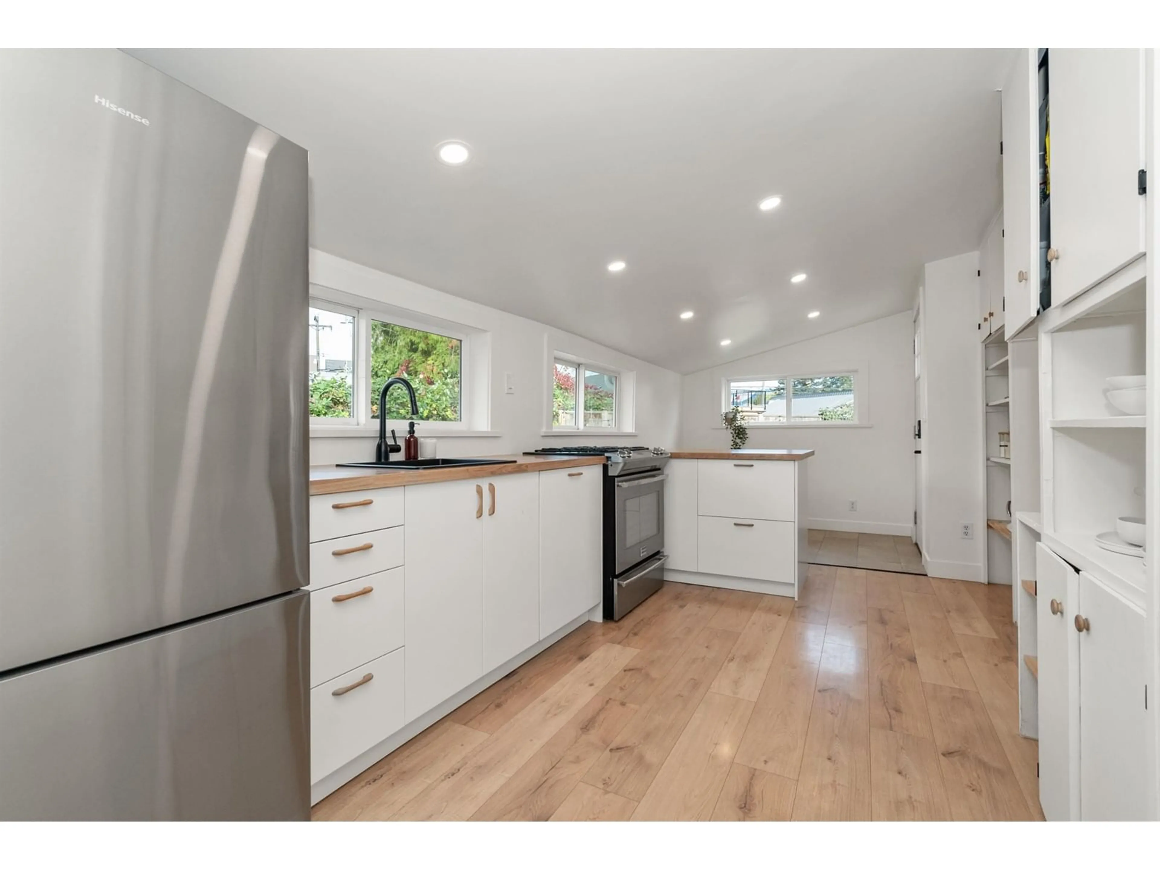 Open concept kitchen, wood/laminate floor for 9857 MUNRO AVENUE, Rosedale British Columbia V0X1X0