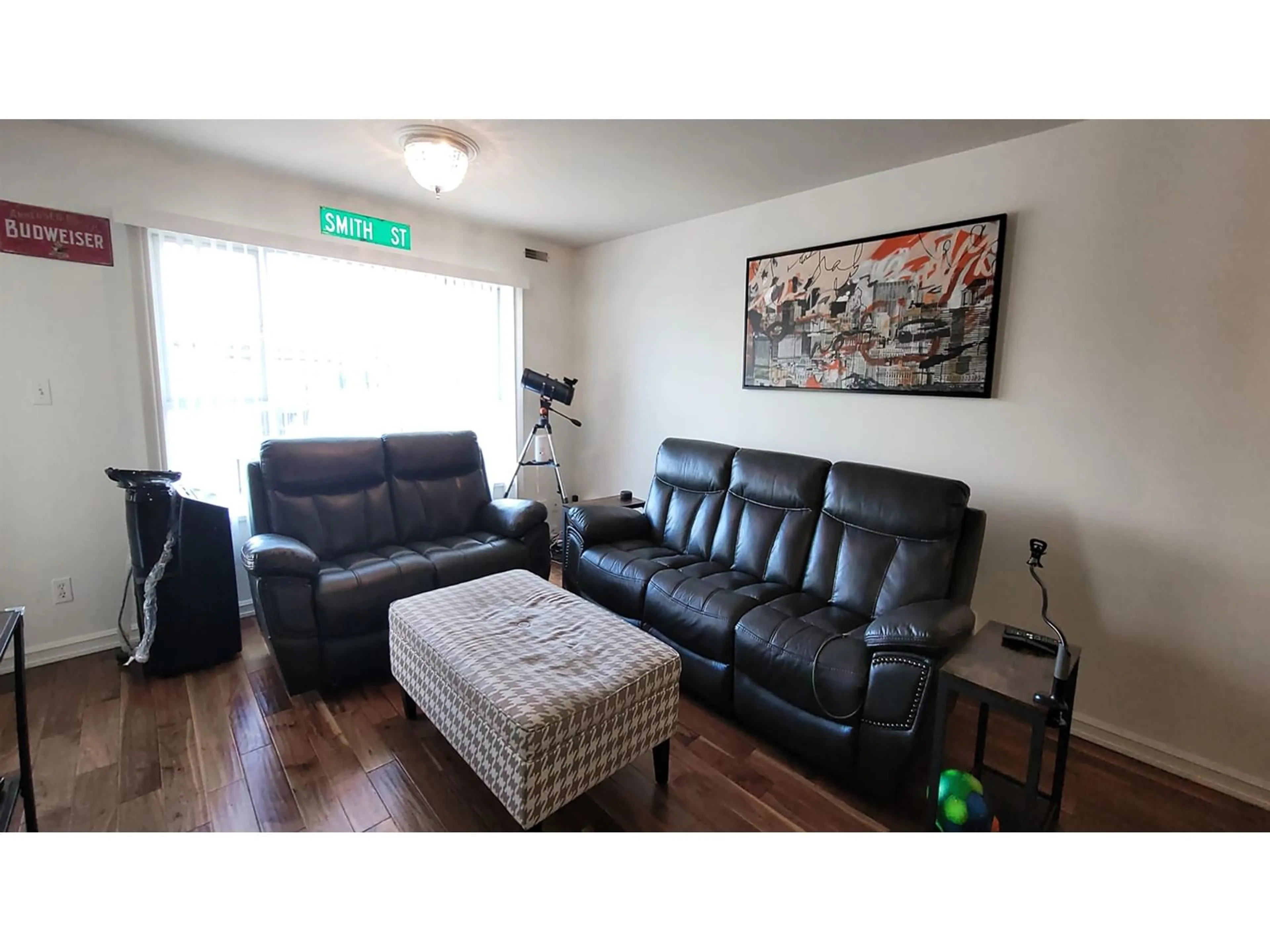 Living room with furniture, wood/laminate floor for 306 - 1378 GEORGE, White Rock British Columbia V4B3Z9
