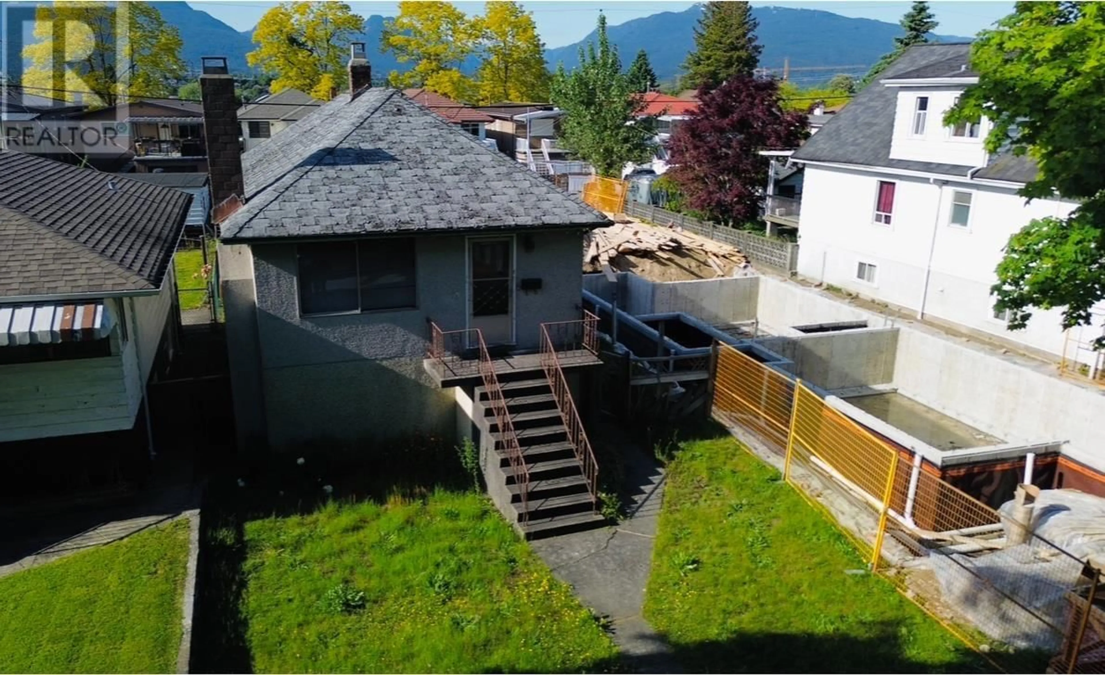 A pic from outside/outdoor area/front of a property/back of a property/a pic from drone, mountain view for 2735 GRANT STREET, Vancouver British Columbia V5K3H1