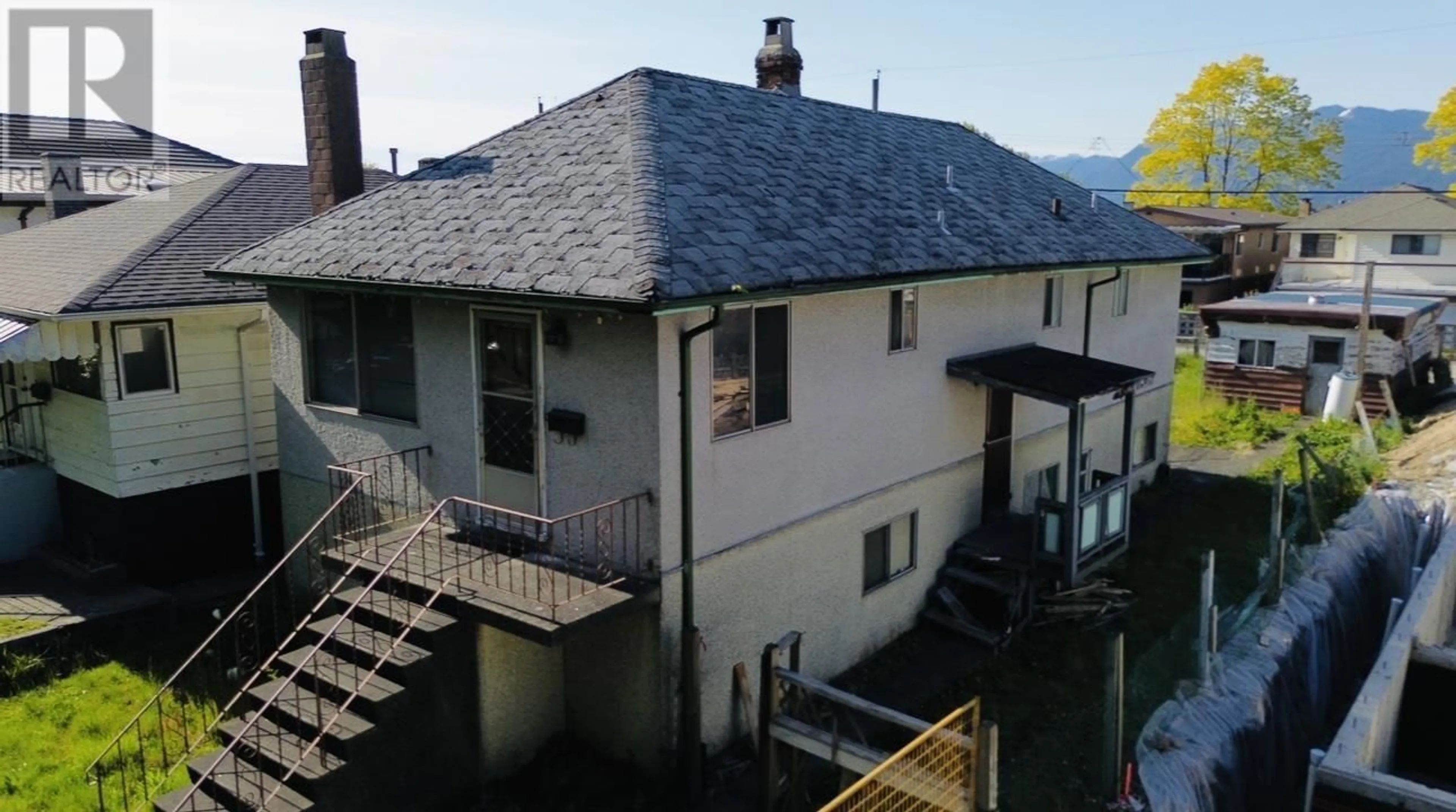 A pic from outside/outdoor area/front of a property/back of a property/a pic from drone, unknown for 2735 GRANT STREET, Vancouver British Columbia V5K3H1