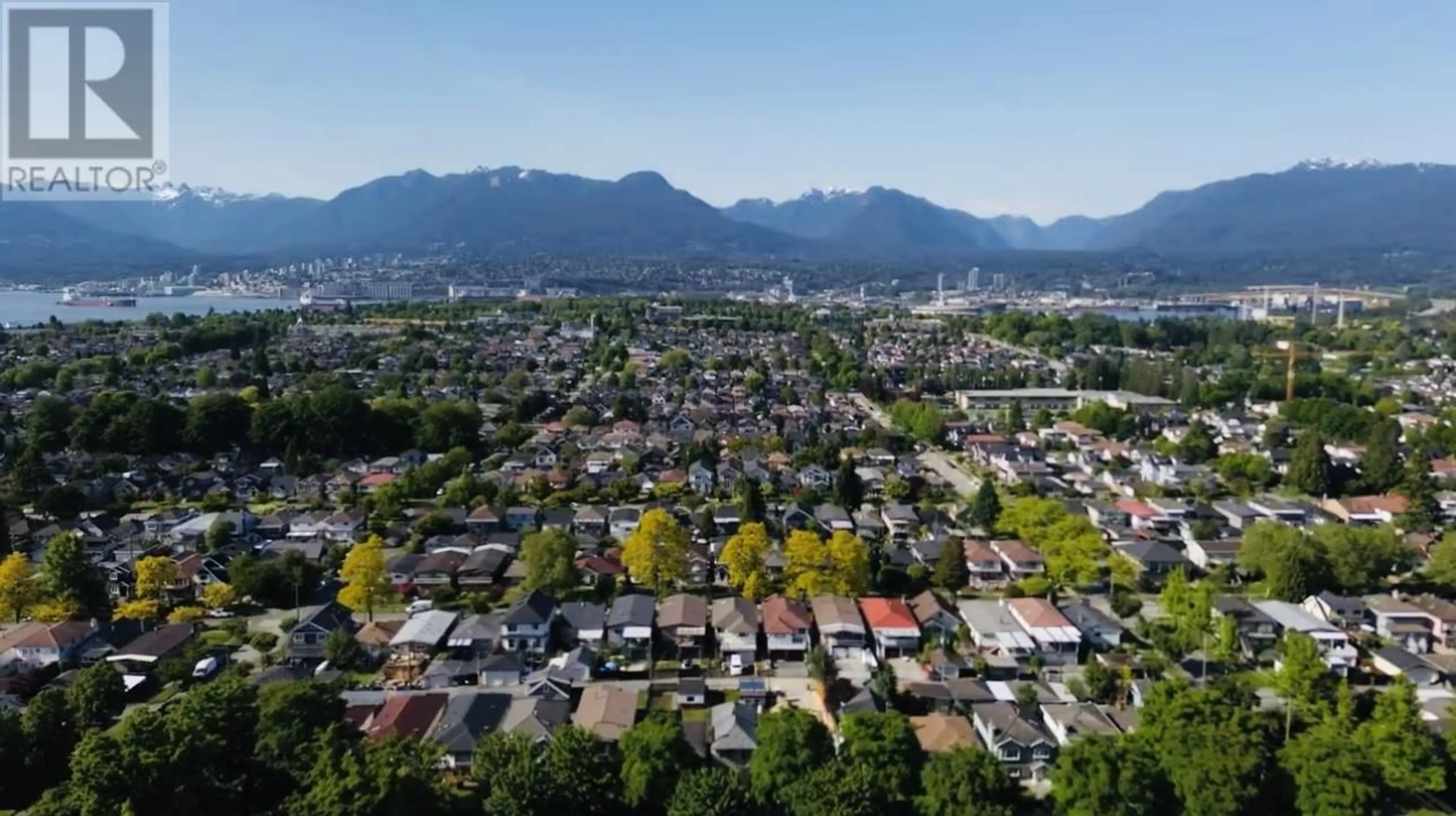 A pic from outside/outdoor area/front of a property/back of a property/a pic from drone, mountain view for 2735 GRANT STREET, Vancouver British Columbia V5K3H1