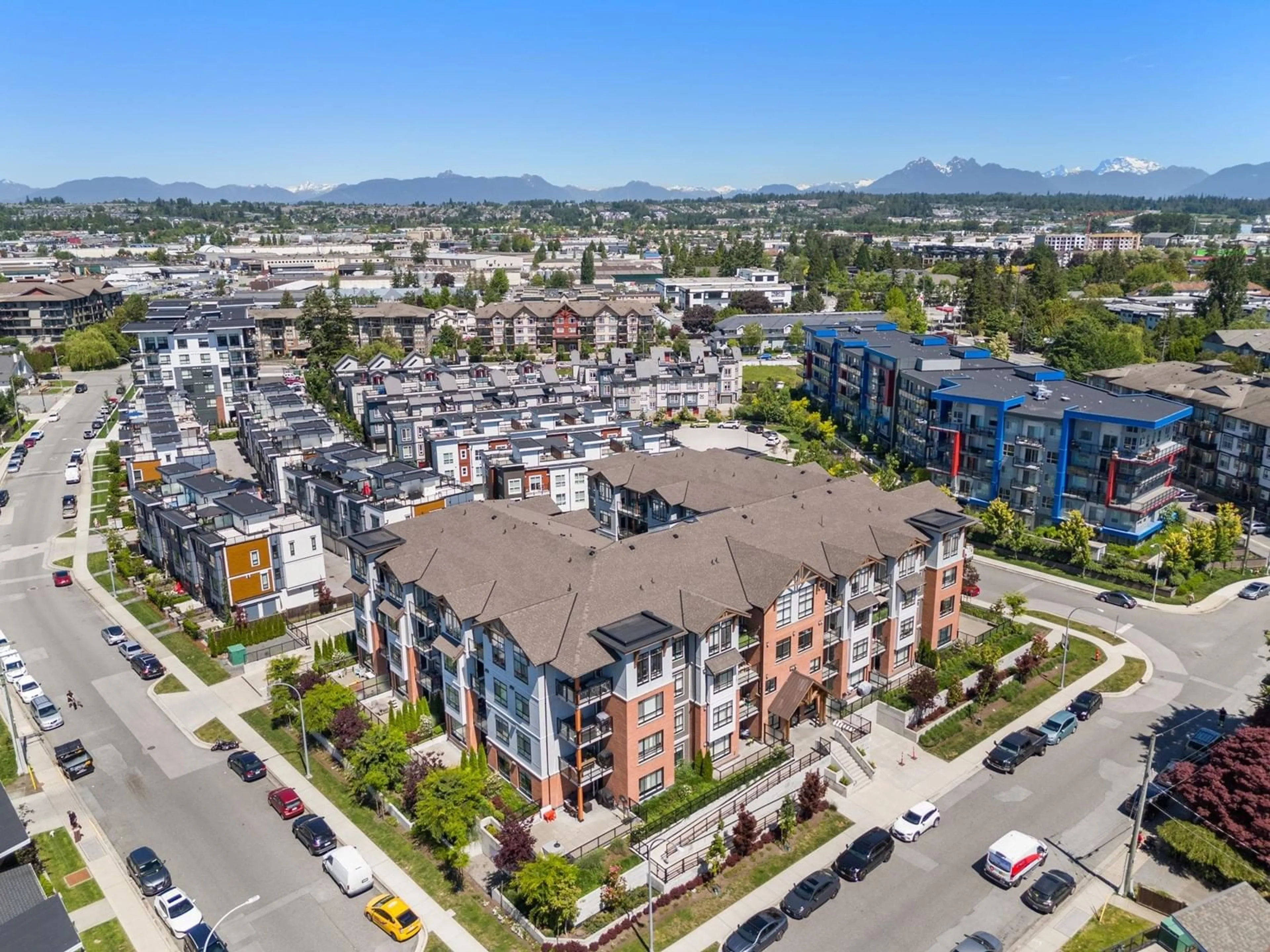 A pic from outside/outdoor area/front of a property/back of a property/a pic from drone, mountain view for 304 - 19945 BRYDON, Langley British Columbia V3A0P4