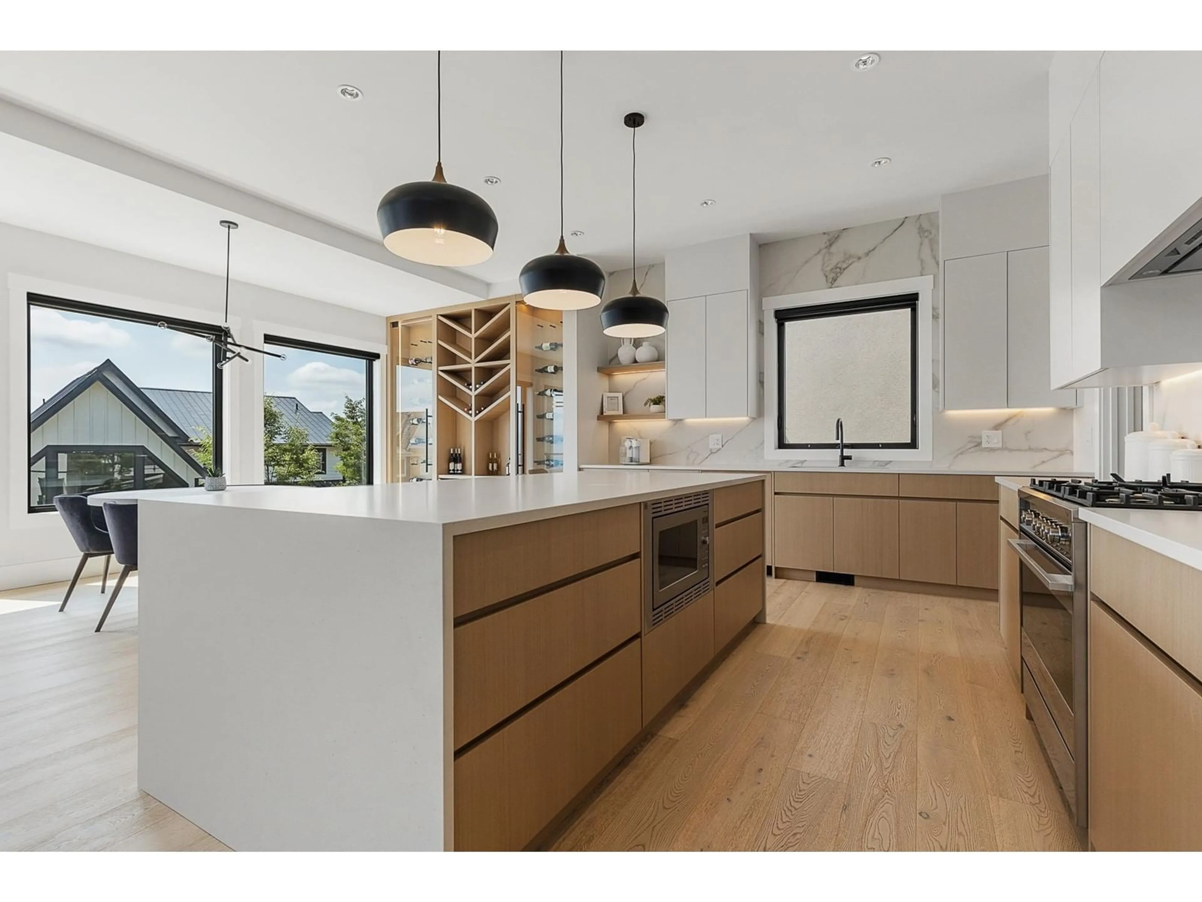 Contemporary kitchen, wood/laminate floor for 35468 VERADO, Abbotsford British Columbia V3G0G2