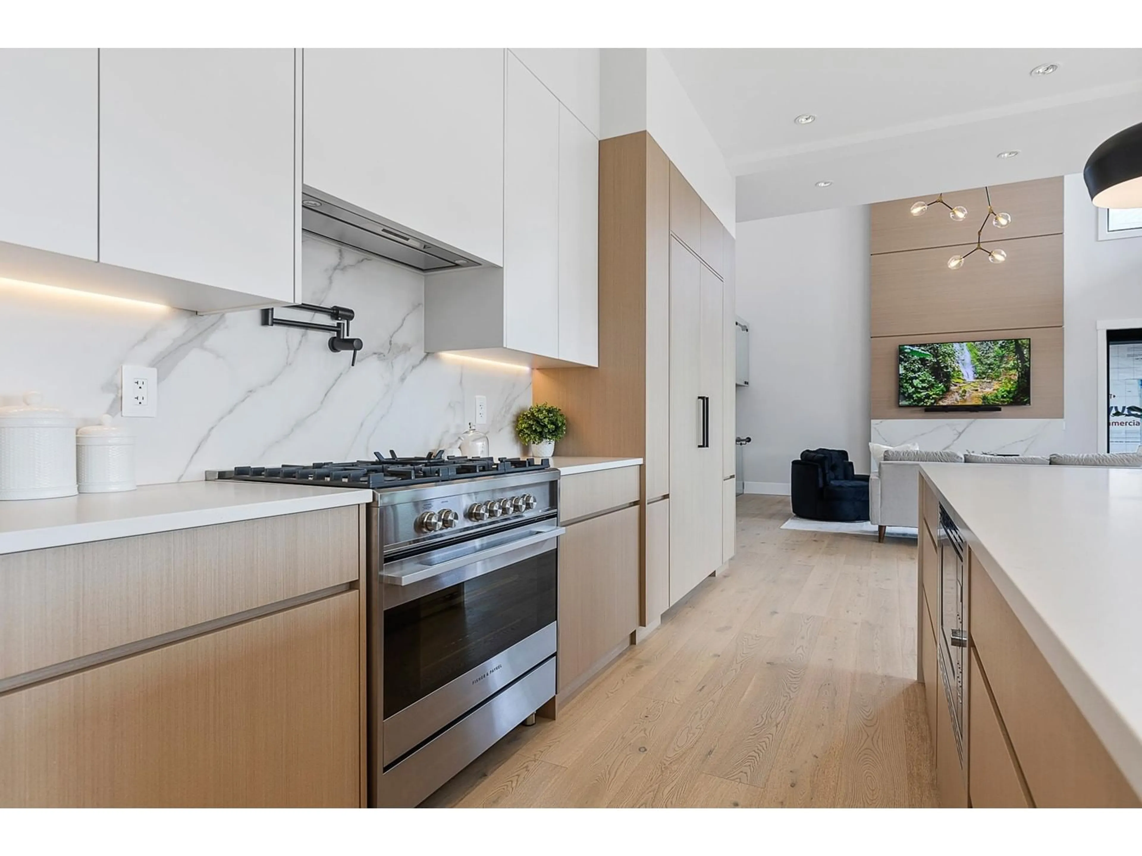 Contemporary kitchen, unknown for 35468 VERADO, Abbotsford British Columbia V3G0G2