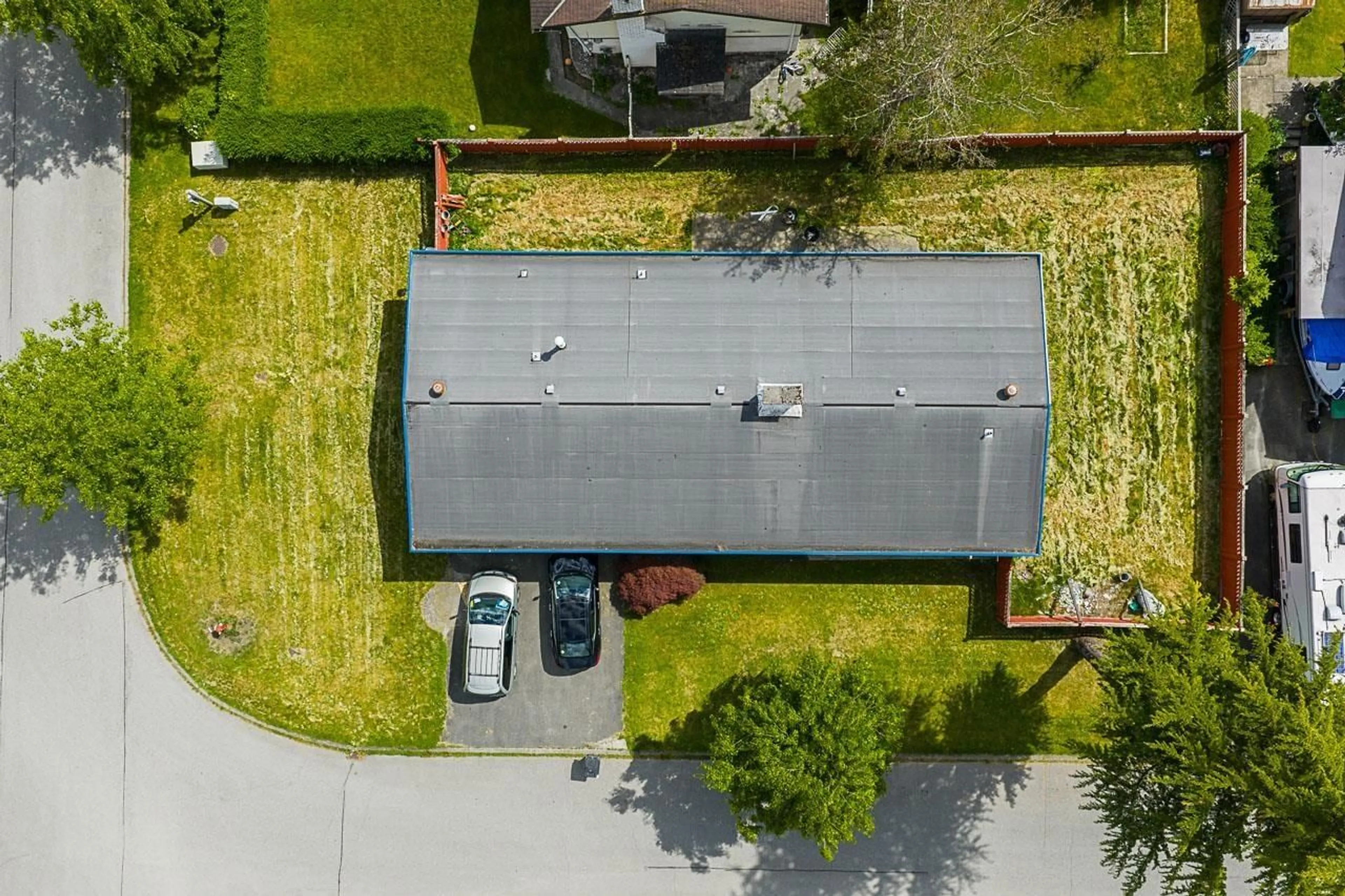 A pic from outside/outdoor area/front of a property/back of a property/a pic from drone, street for 9303 STUART, Surrey British Columbia V3V1T8
