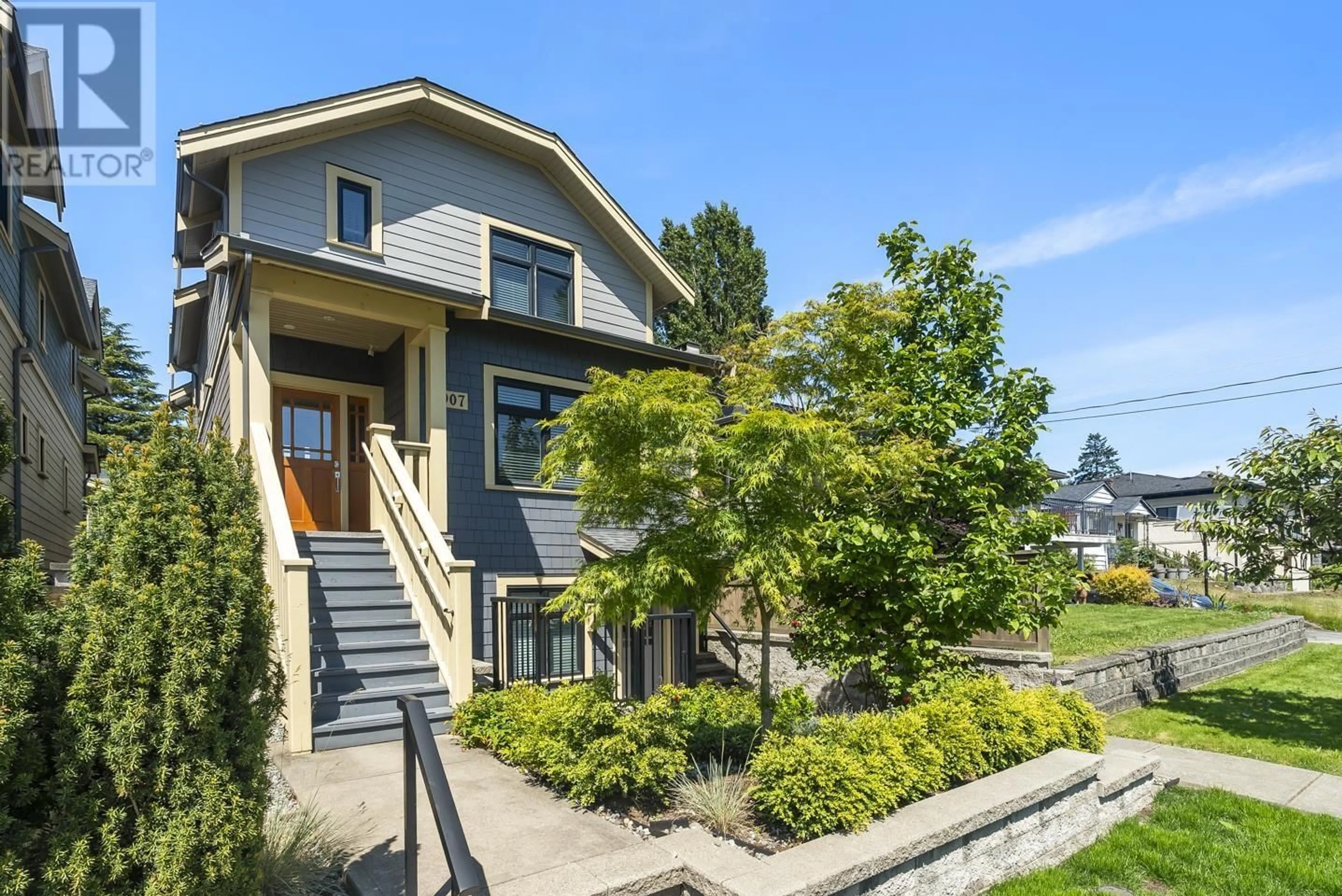 Home with vinyl exterior material, street for 907 WALLS AVENUE, Coquitlam British Columbia V3K2T2