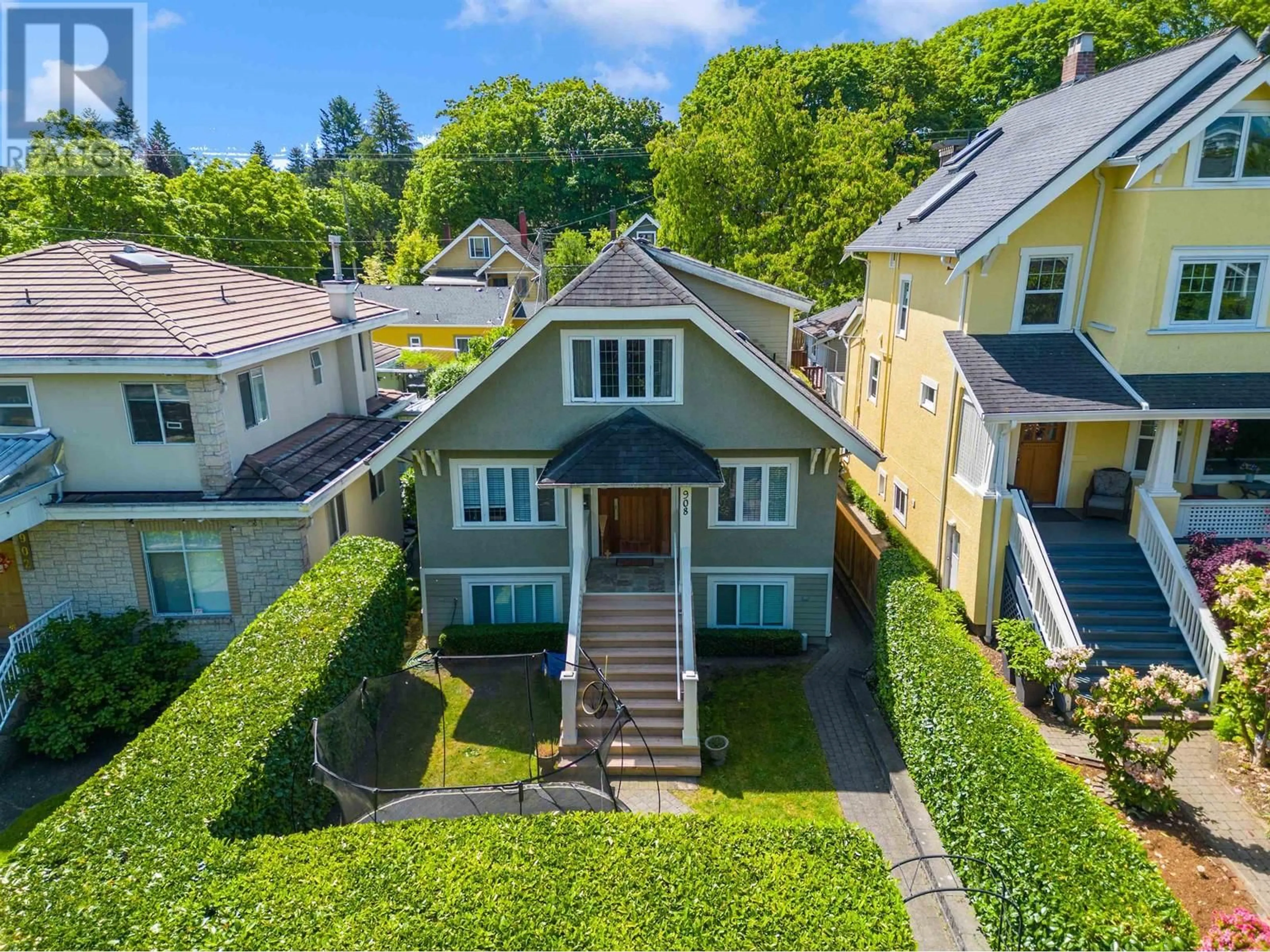 A pic from outside/outdoor area/front of a property/back of a property/a pic from drone, street for 908 21ST AVENUE, Vancouver British Columbia V5Z1Z1
