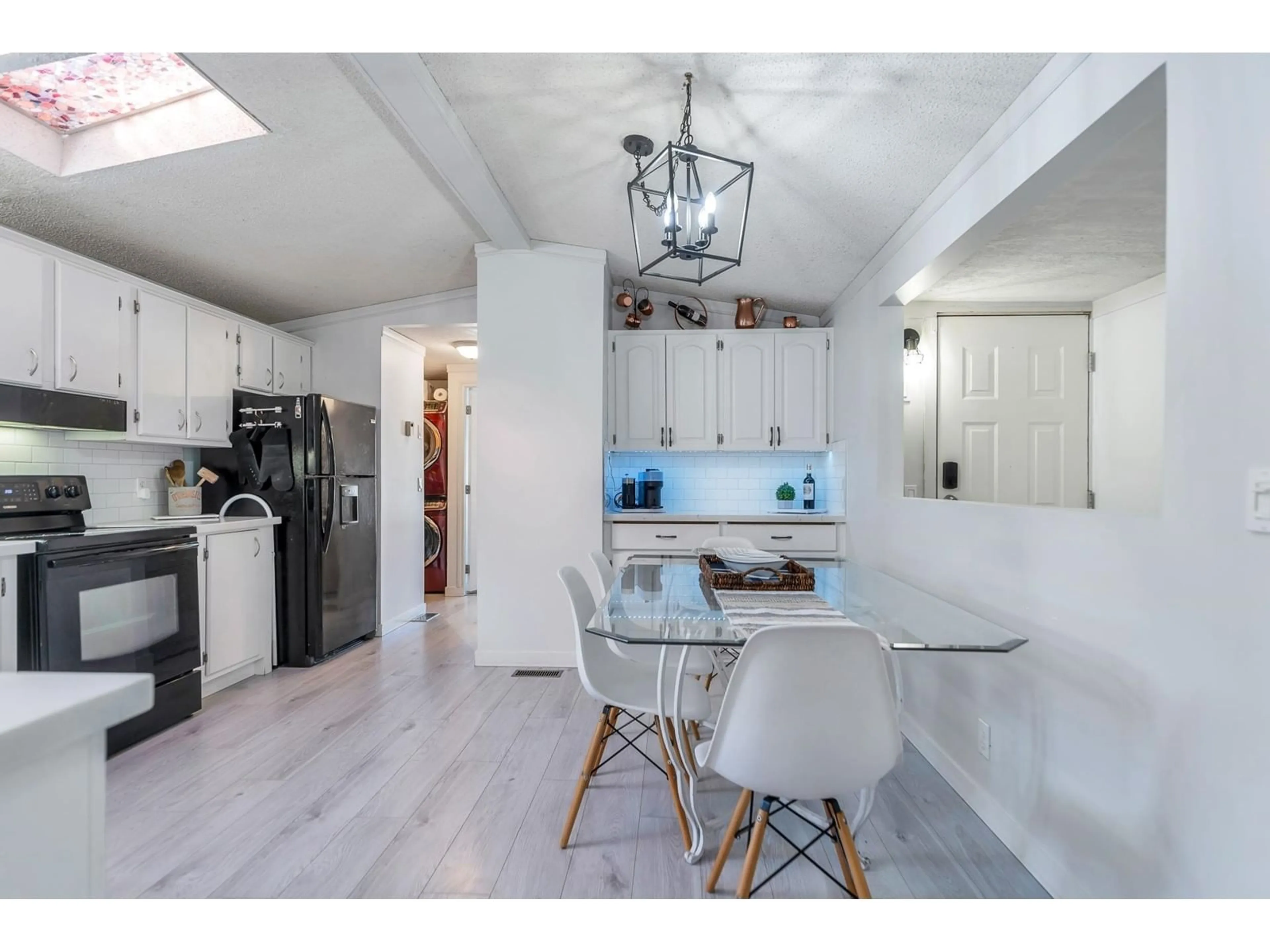 Open concept kitchen, ceramic/tile floor for 96 - 1840 160 STREET, Surrey British Columbia V4A4X4