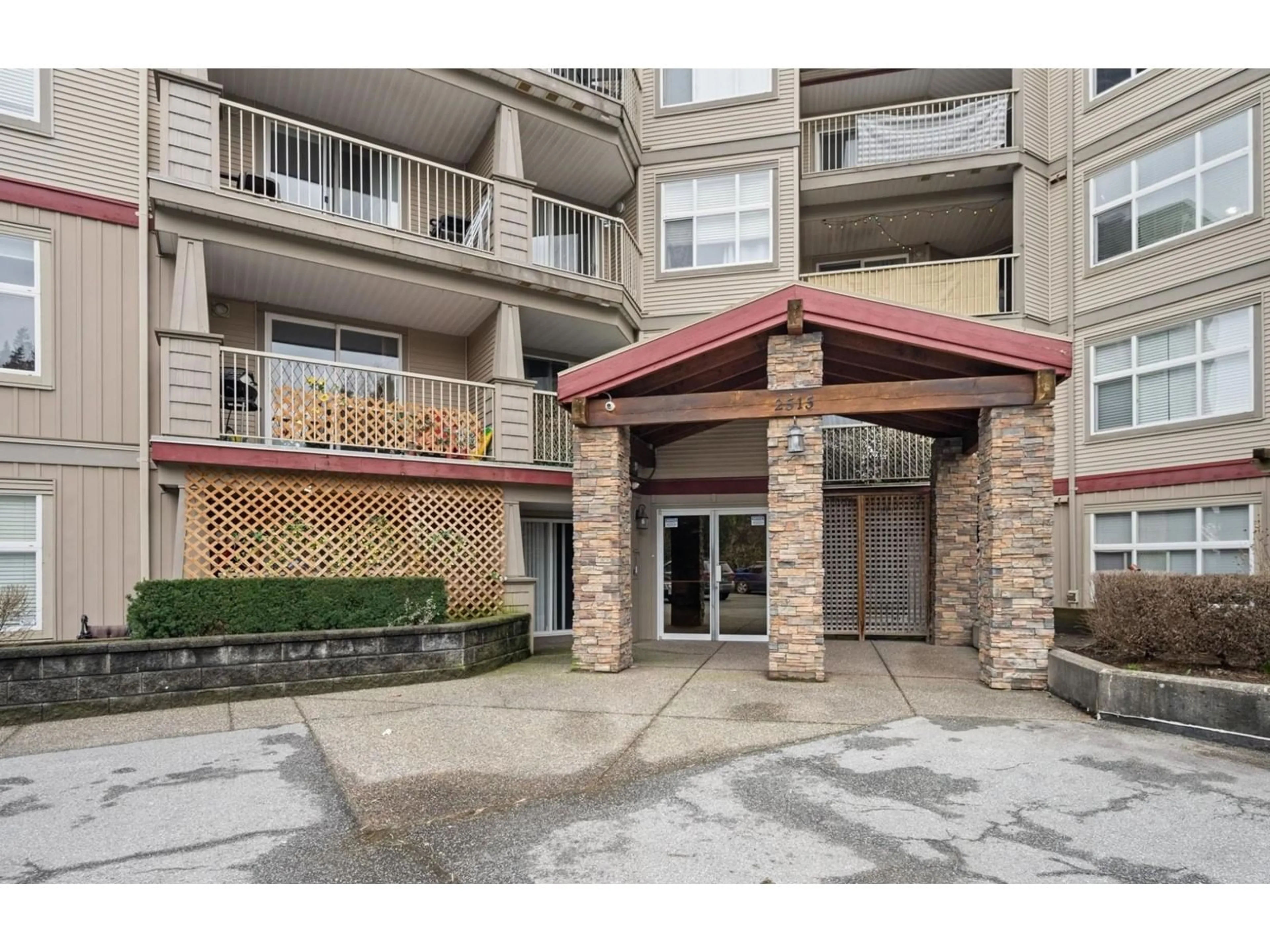 Indoor foyer for 308 - 2515 PARK, Abbotsford British Columbia V2S0B2
