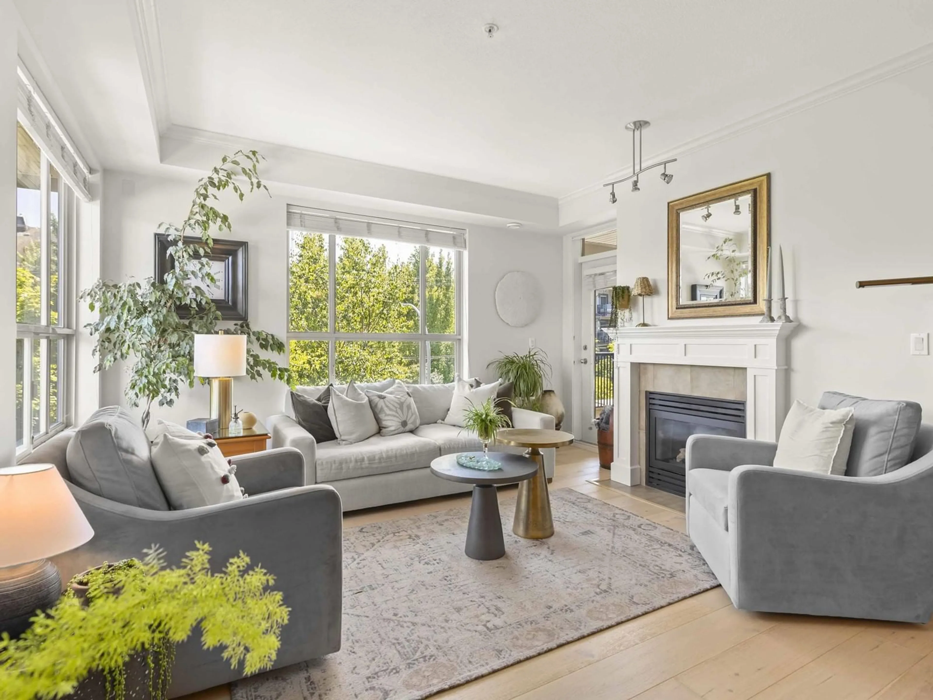Living room with furniture, unknown for 303 - 15357 17A, Surrey British Columbia V4A1V4
