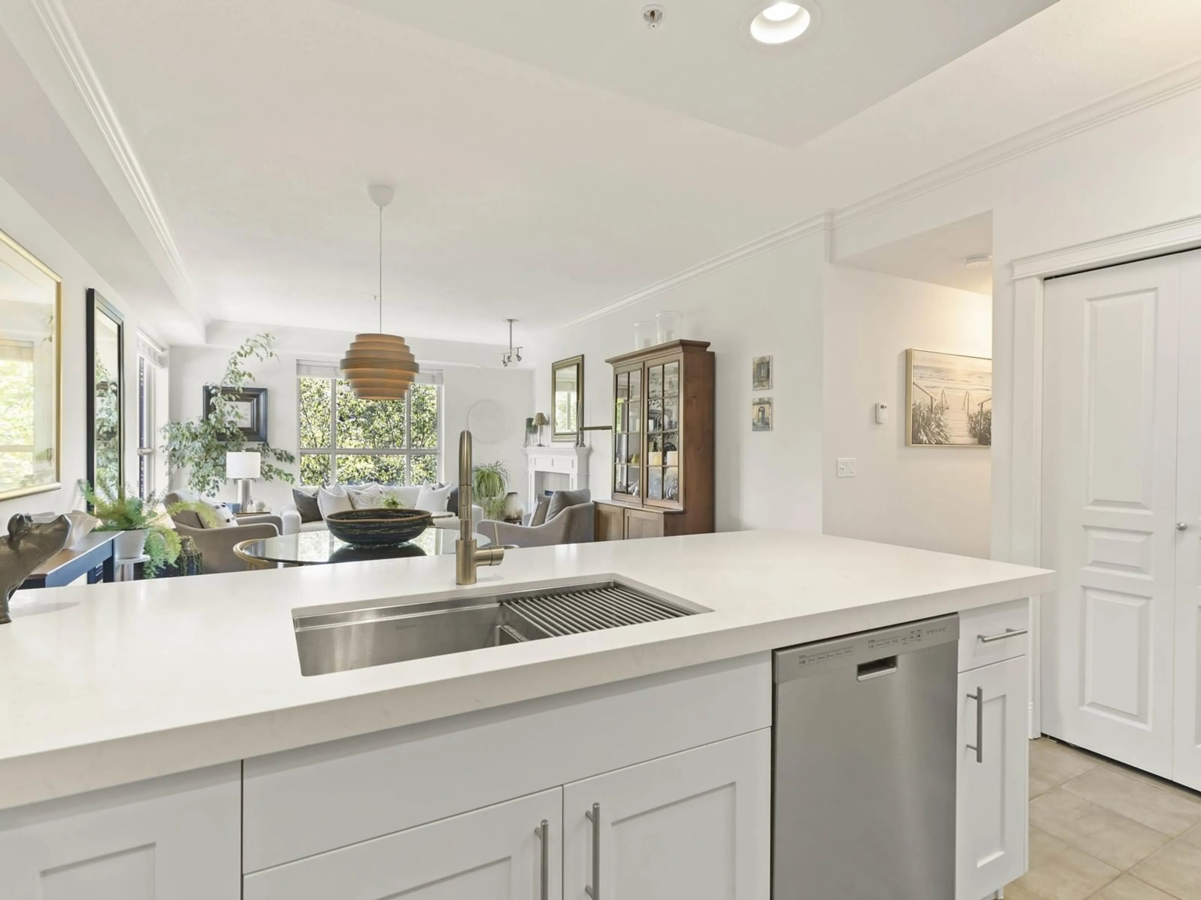 Open concept kitchen, ceramic/tile floor for 303 - 15357 17A, Surrey British Columbia V4A1V4