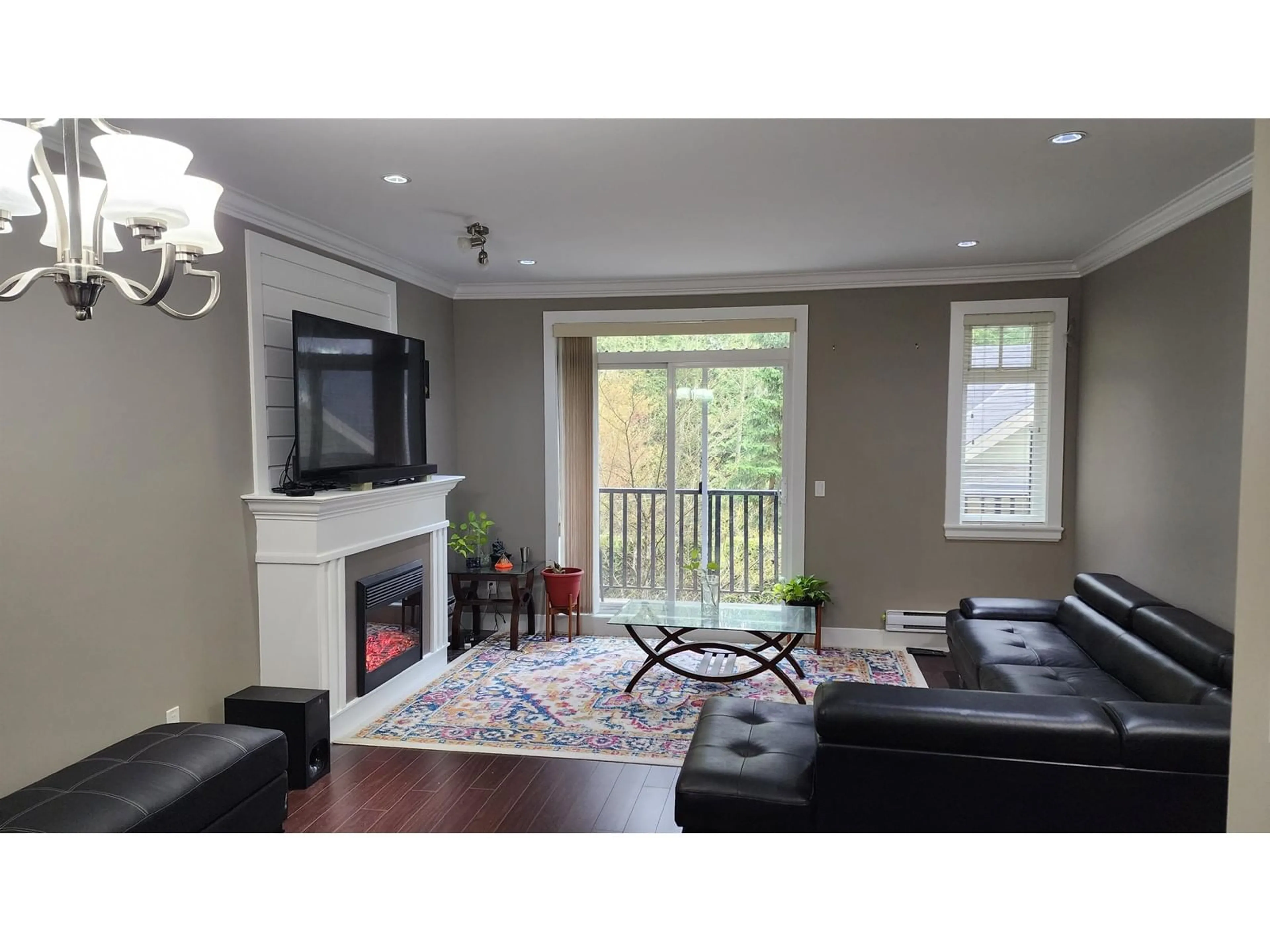 Living room with furniture, wood/laminate floor for 17 - 6383 140, Surrey British Columbia V3W0E9
