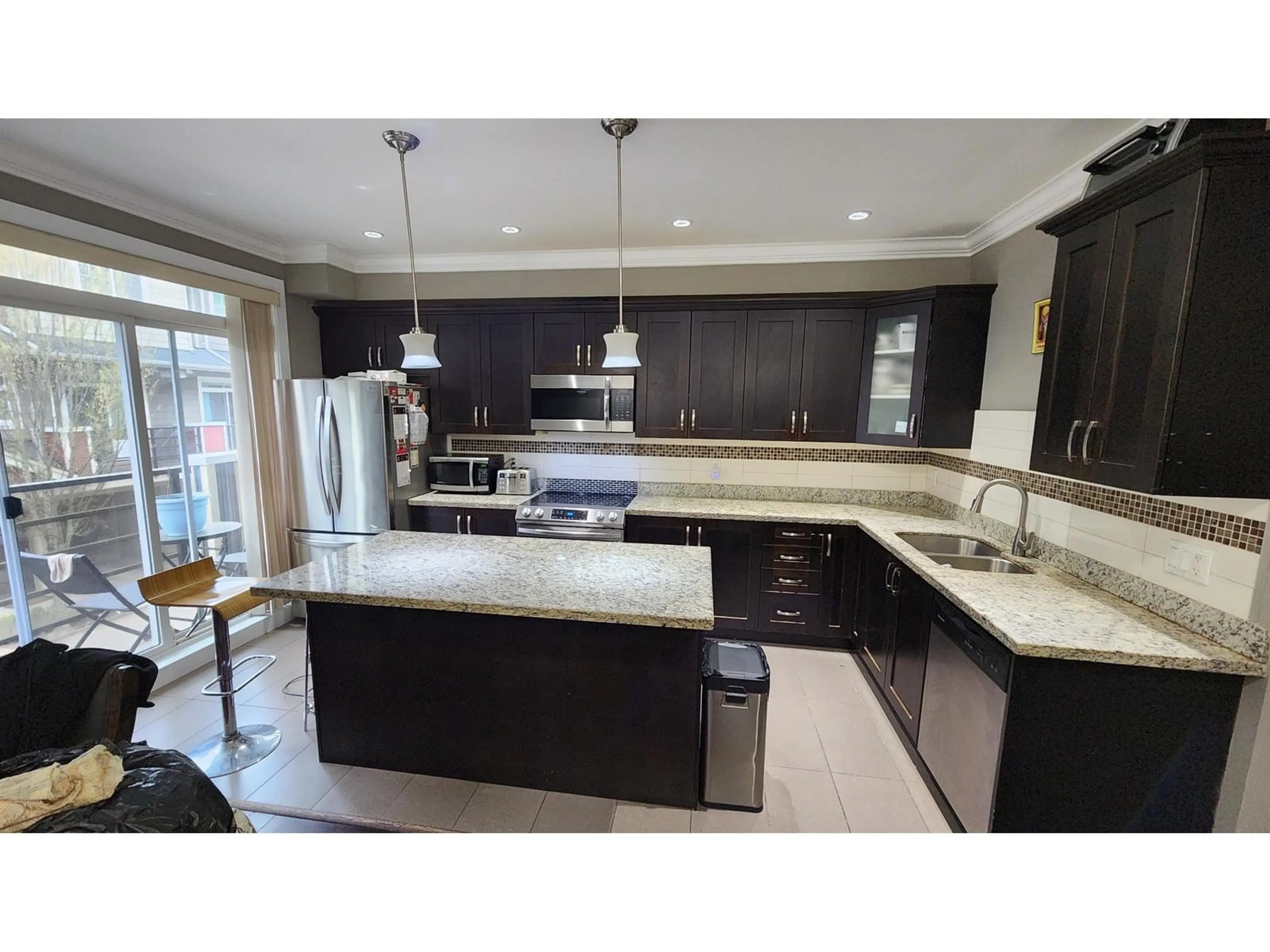 Open concept kitchen, unknown for 17 - 6383 140, Surrey British Columbia V3W0E9